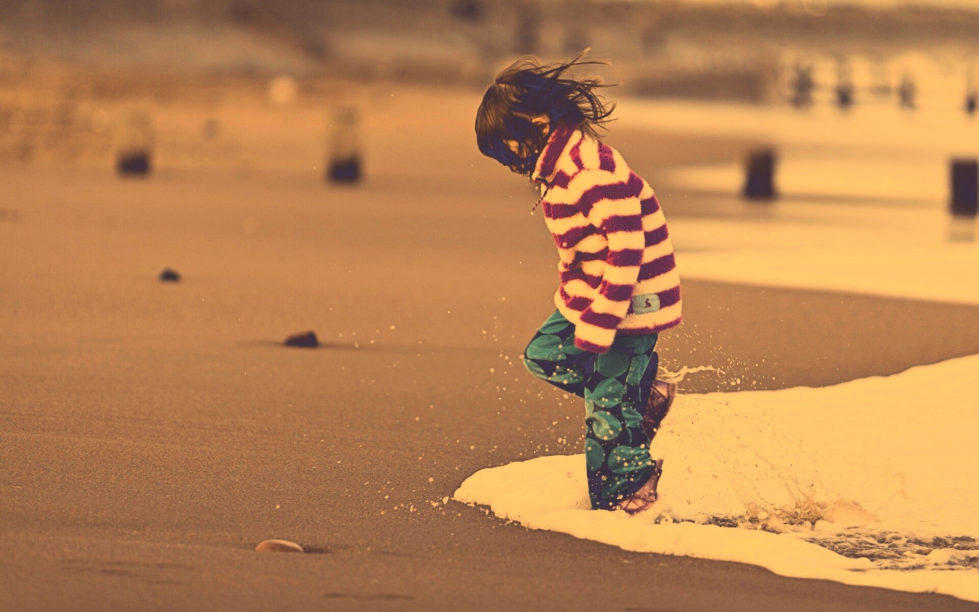 Ребенок и волна обои