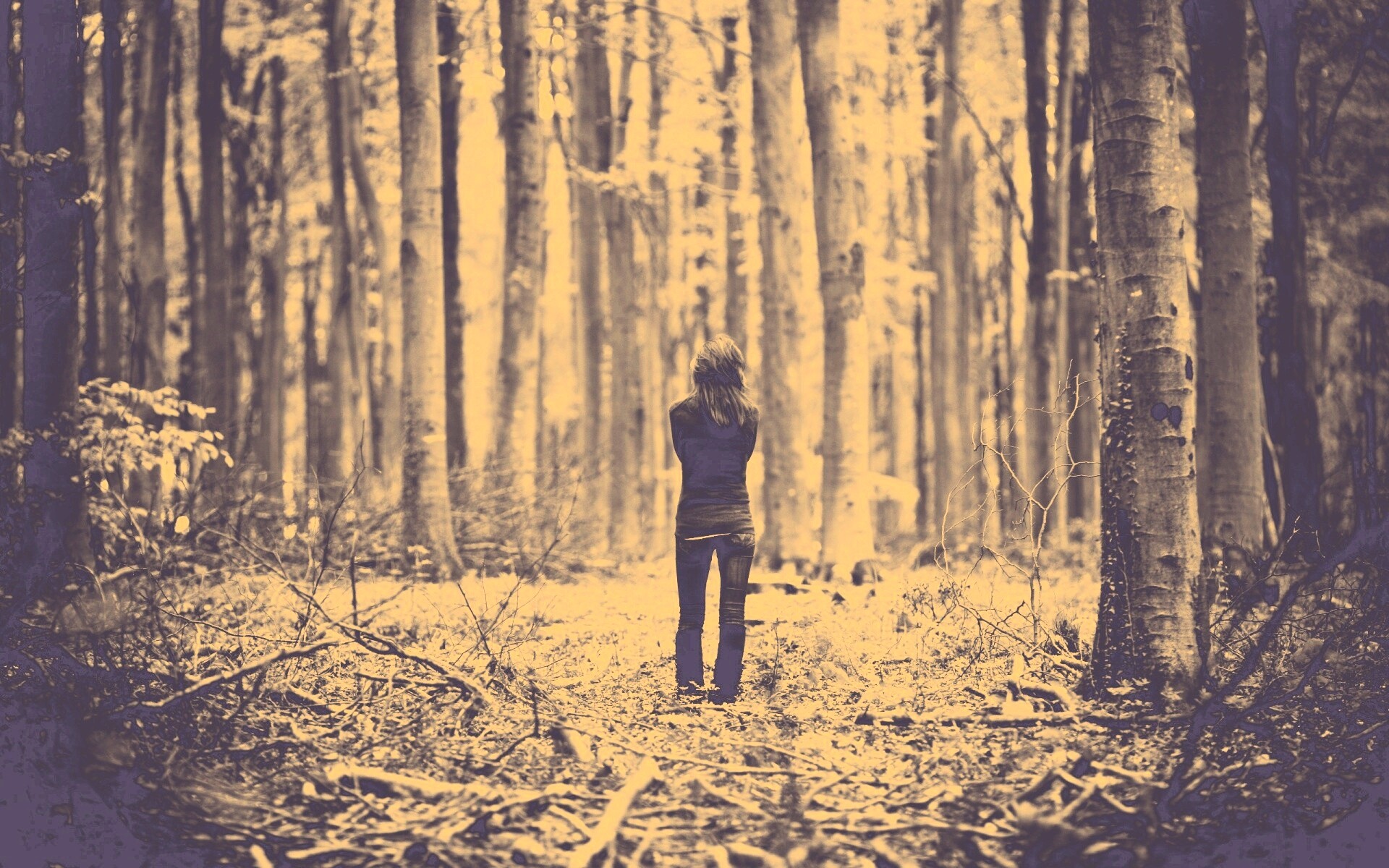 Одна в лесу обои