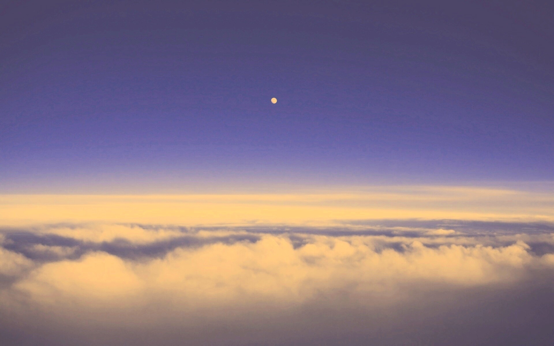 Одинокая луна над облаками обои