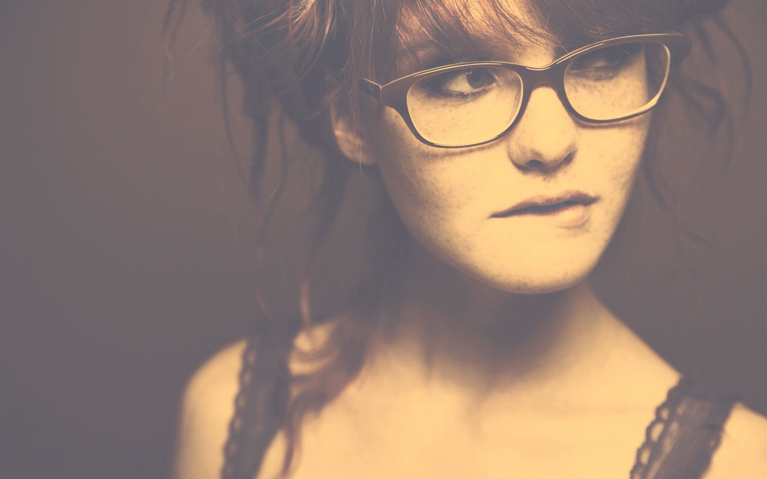 Рыженькая кусает губу обои