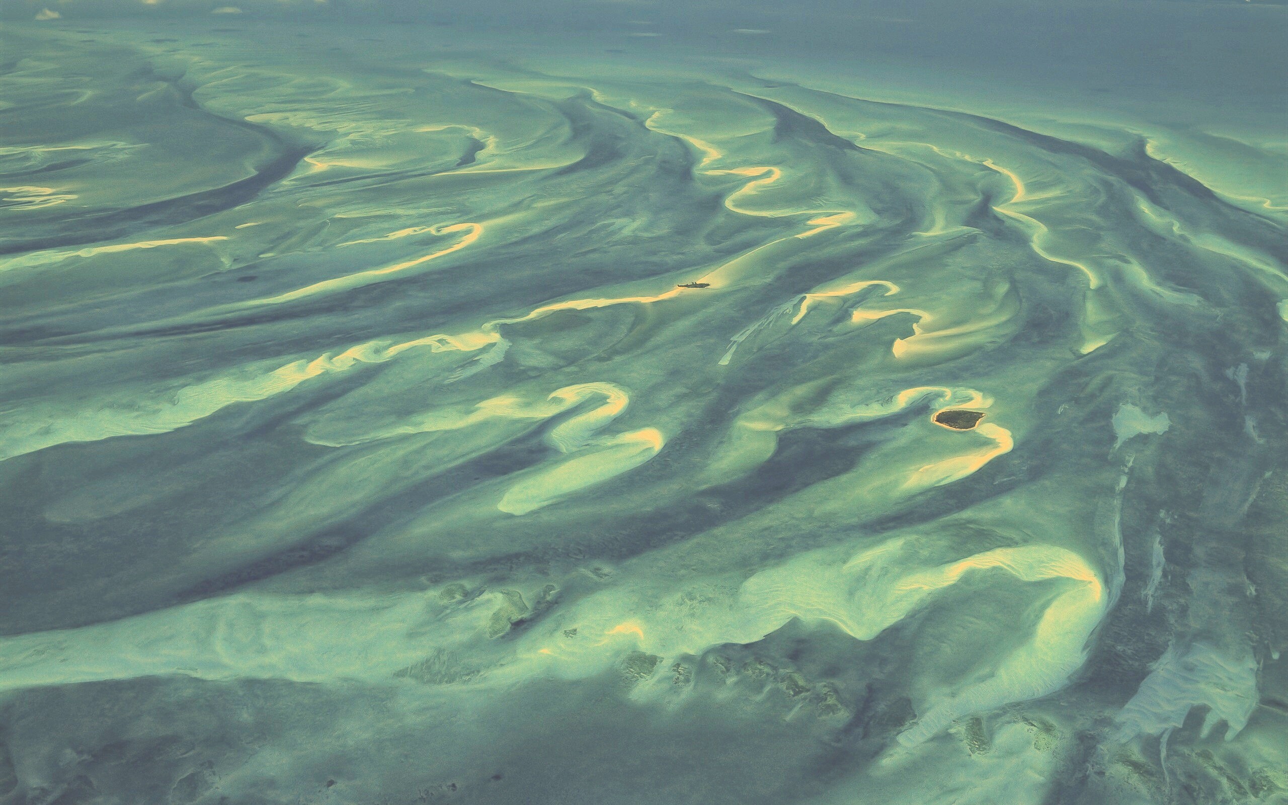 Остров среди лазурных рифов обои