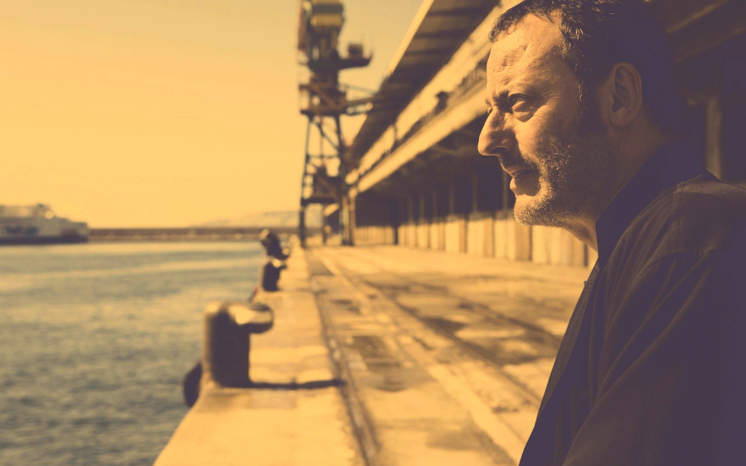 Жан Рено в порту обои