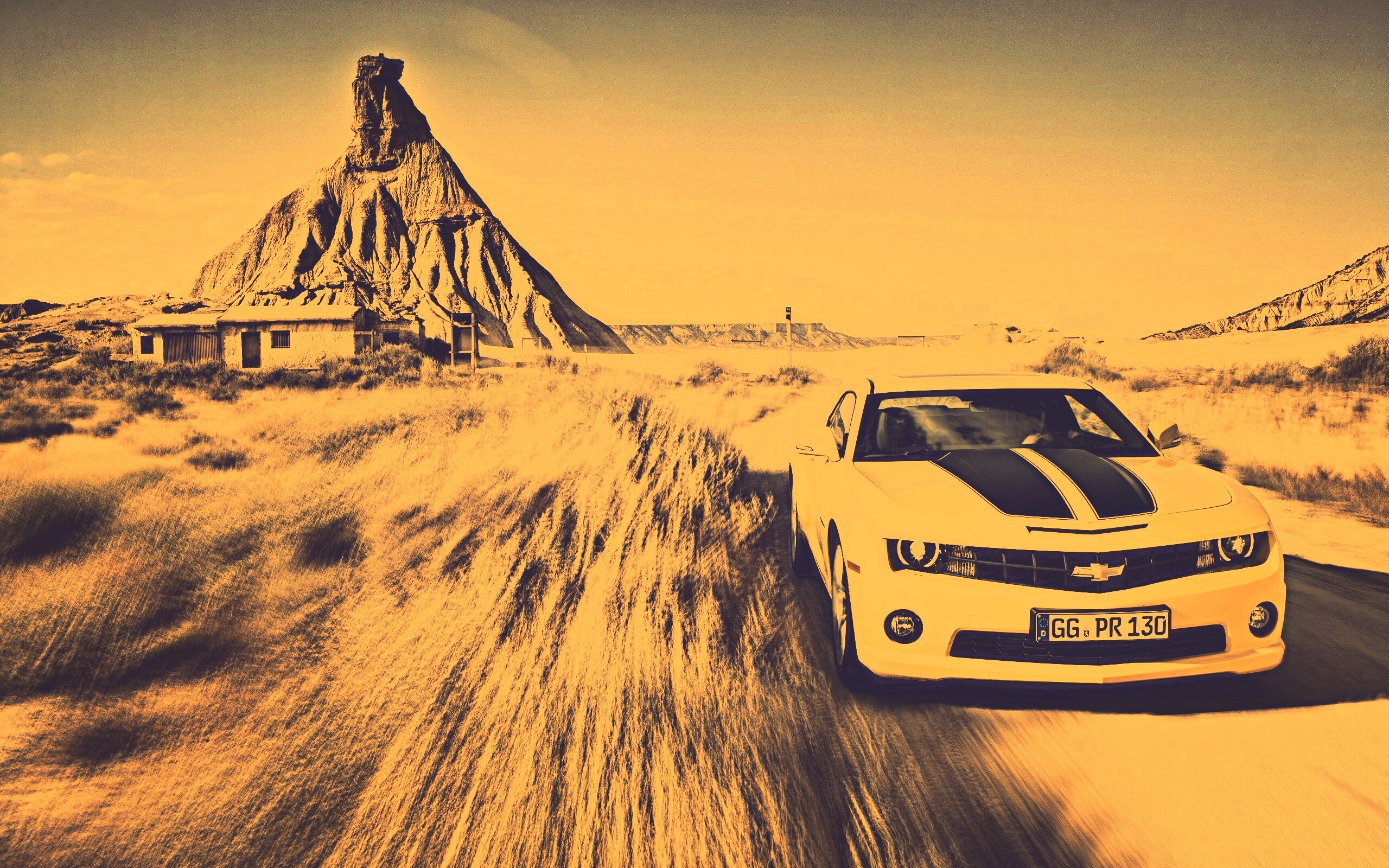 Камаро на пустынной дороге обои