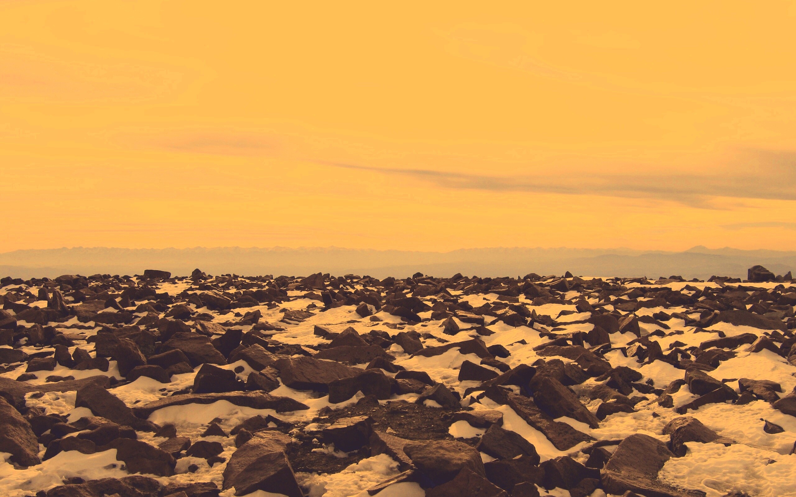 Заснеженная каменистая равнина обои