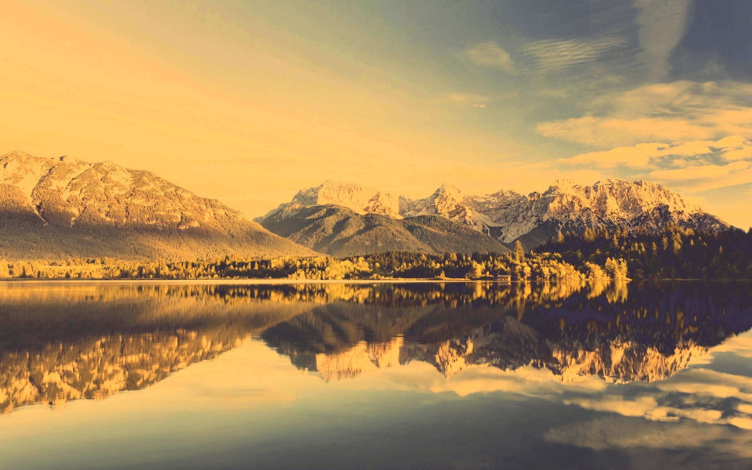 Горы отражаются в озере обои