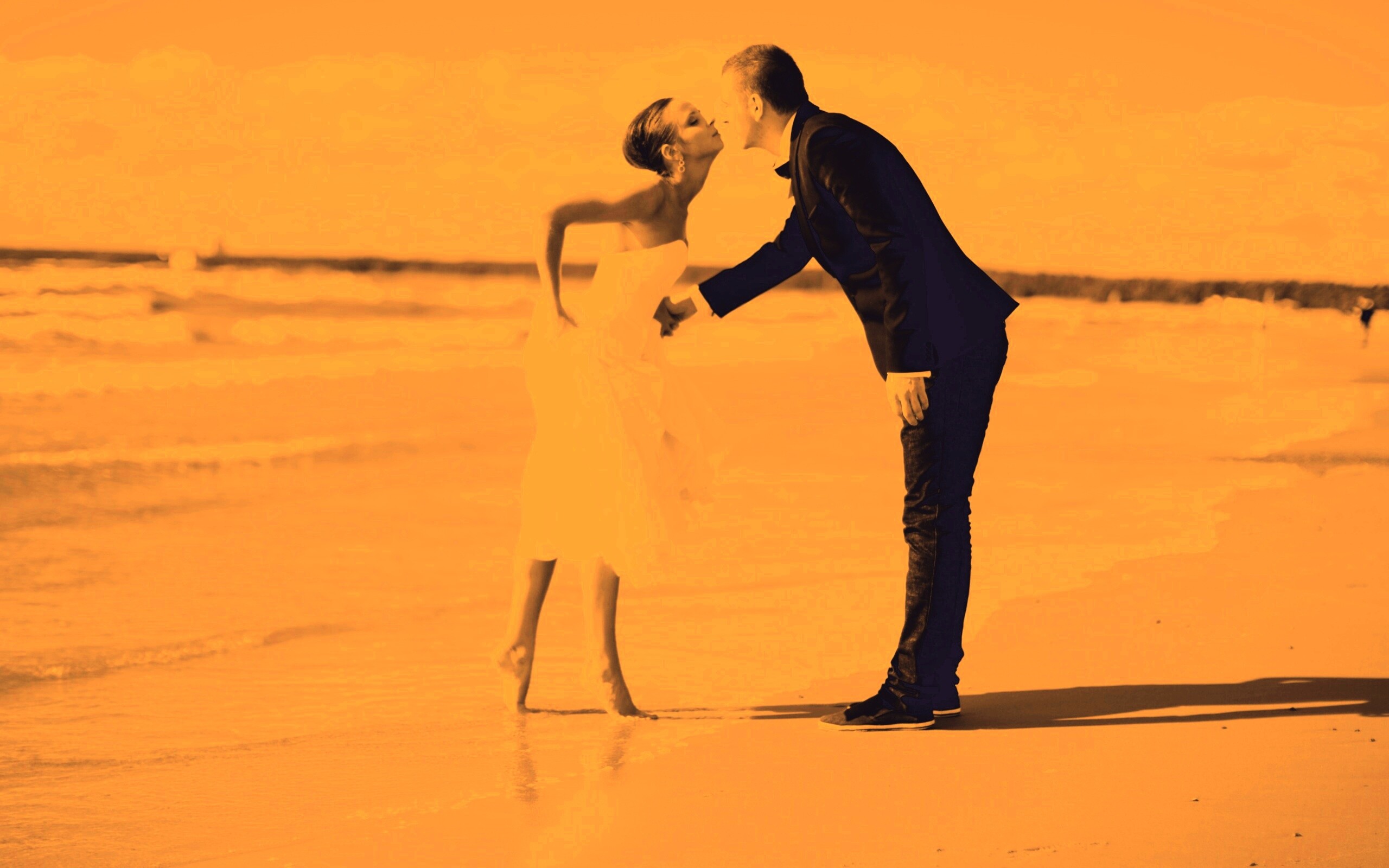 Поцелуй на пляже обои