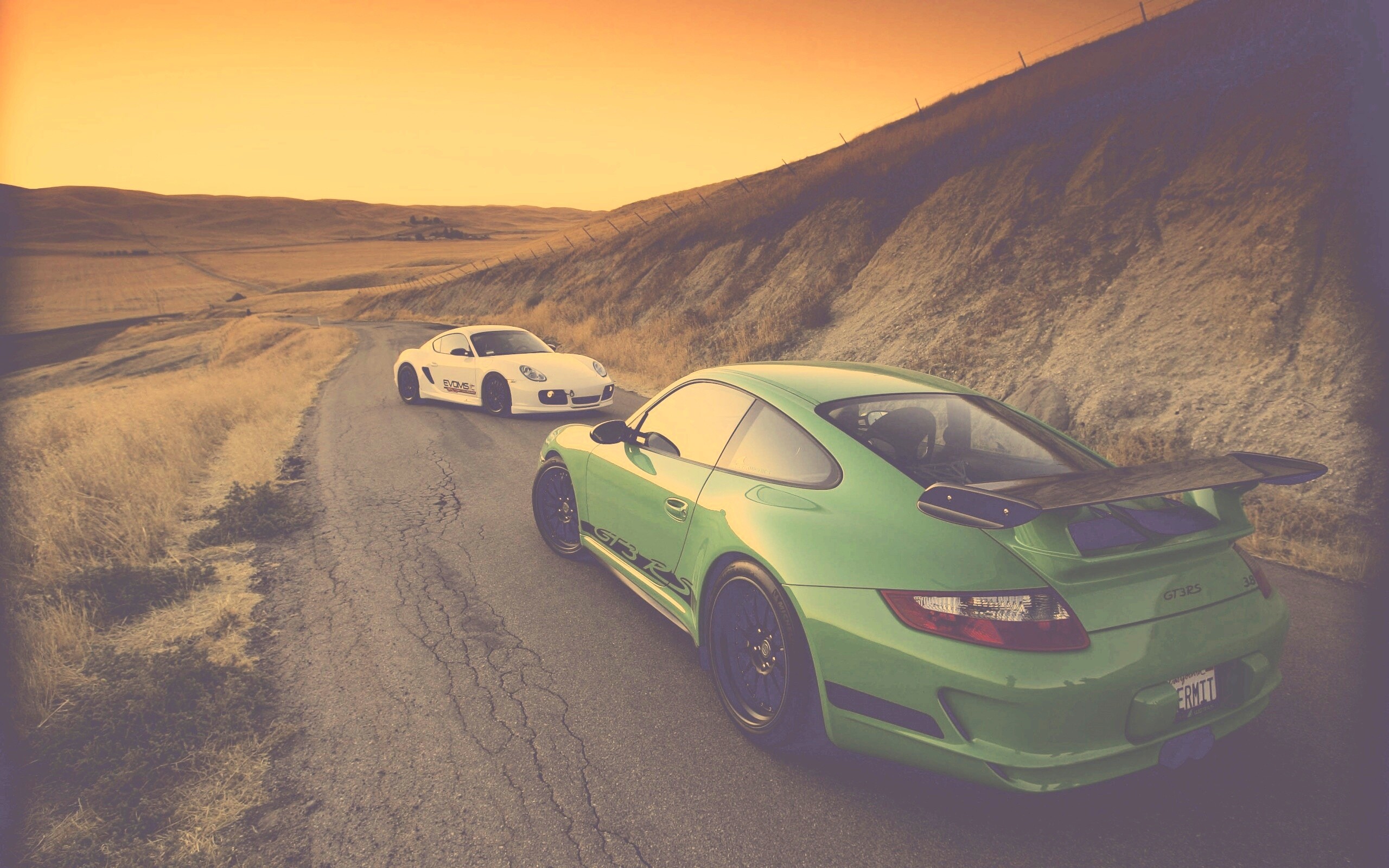Два порша на горной дороге обои