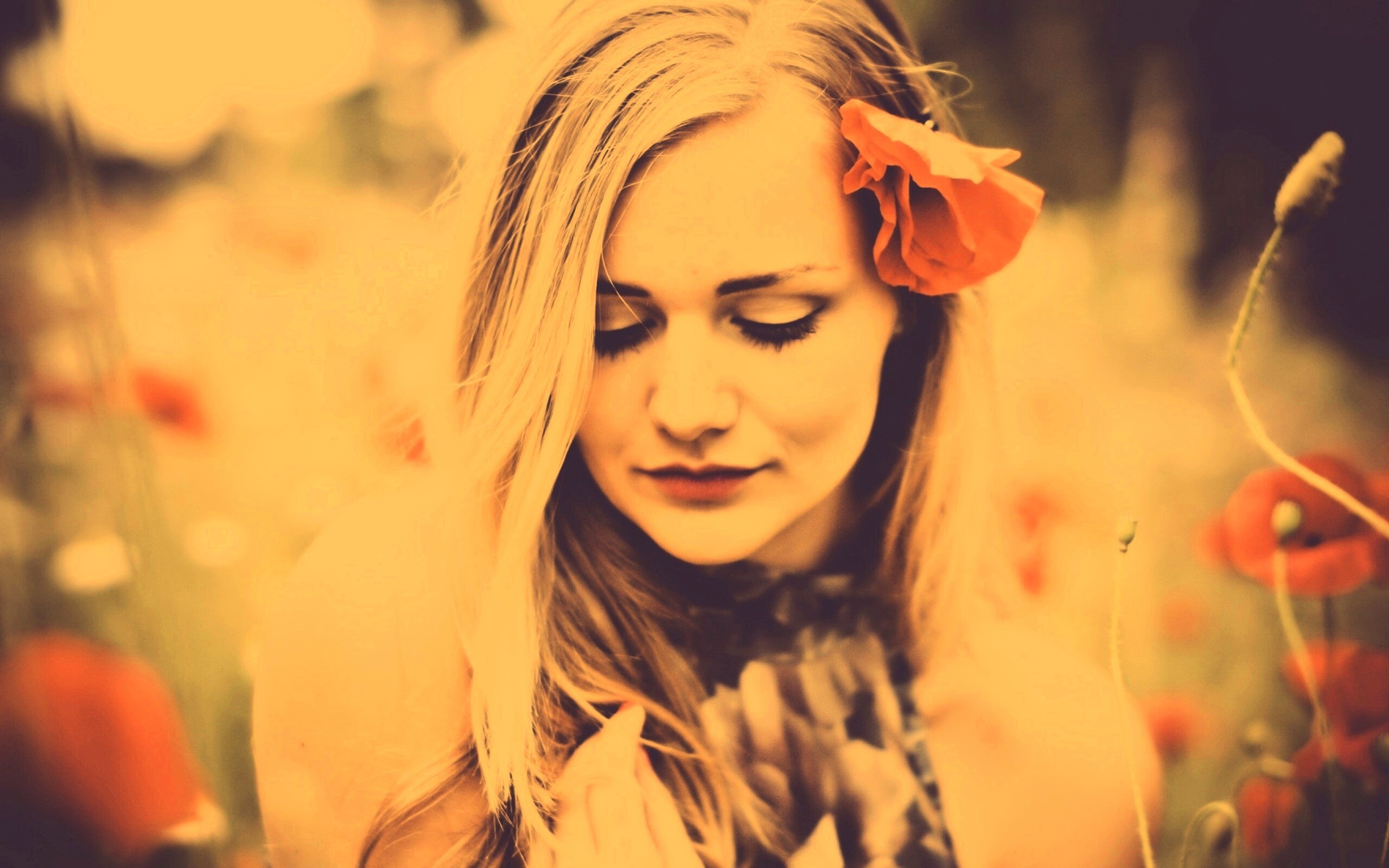 Блондинка в маках обои