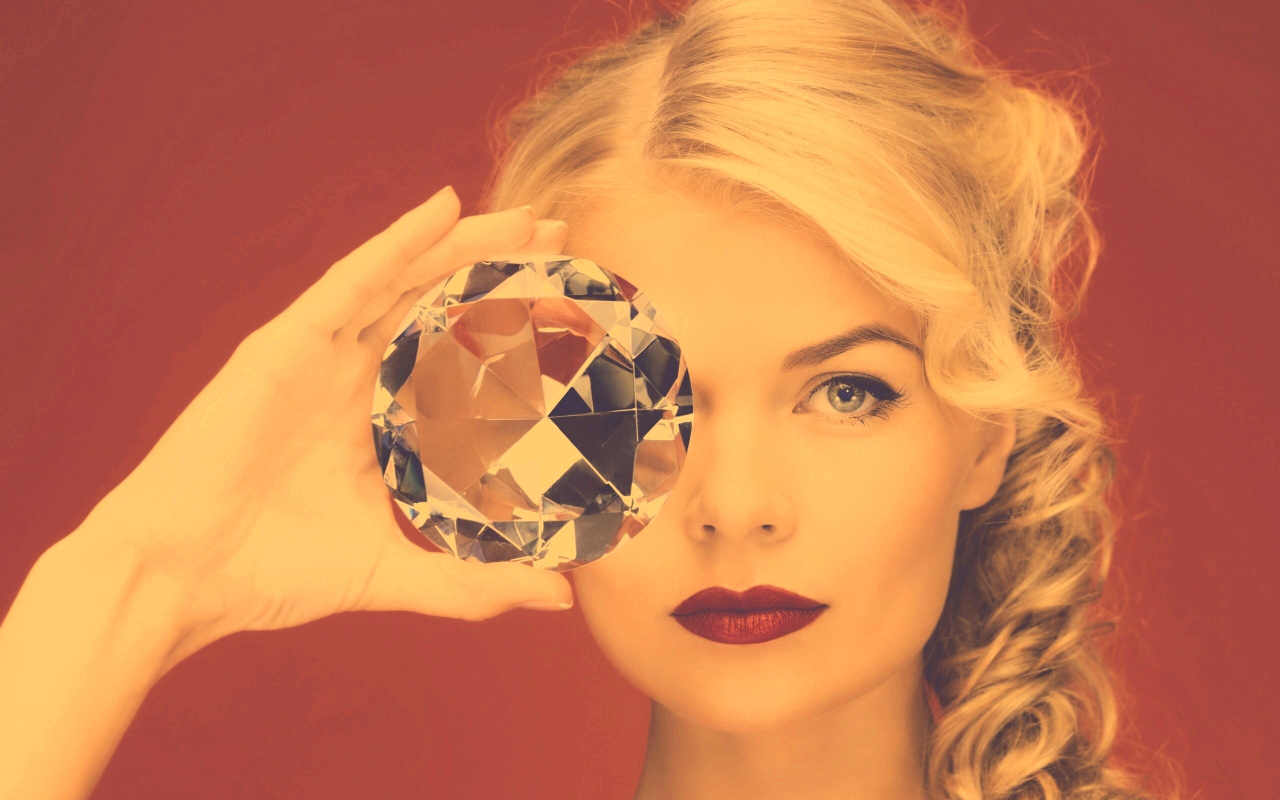 Девушка с бриллиантом обои