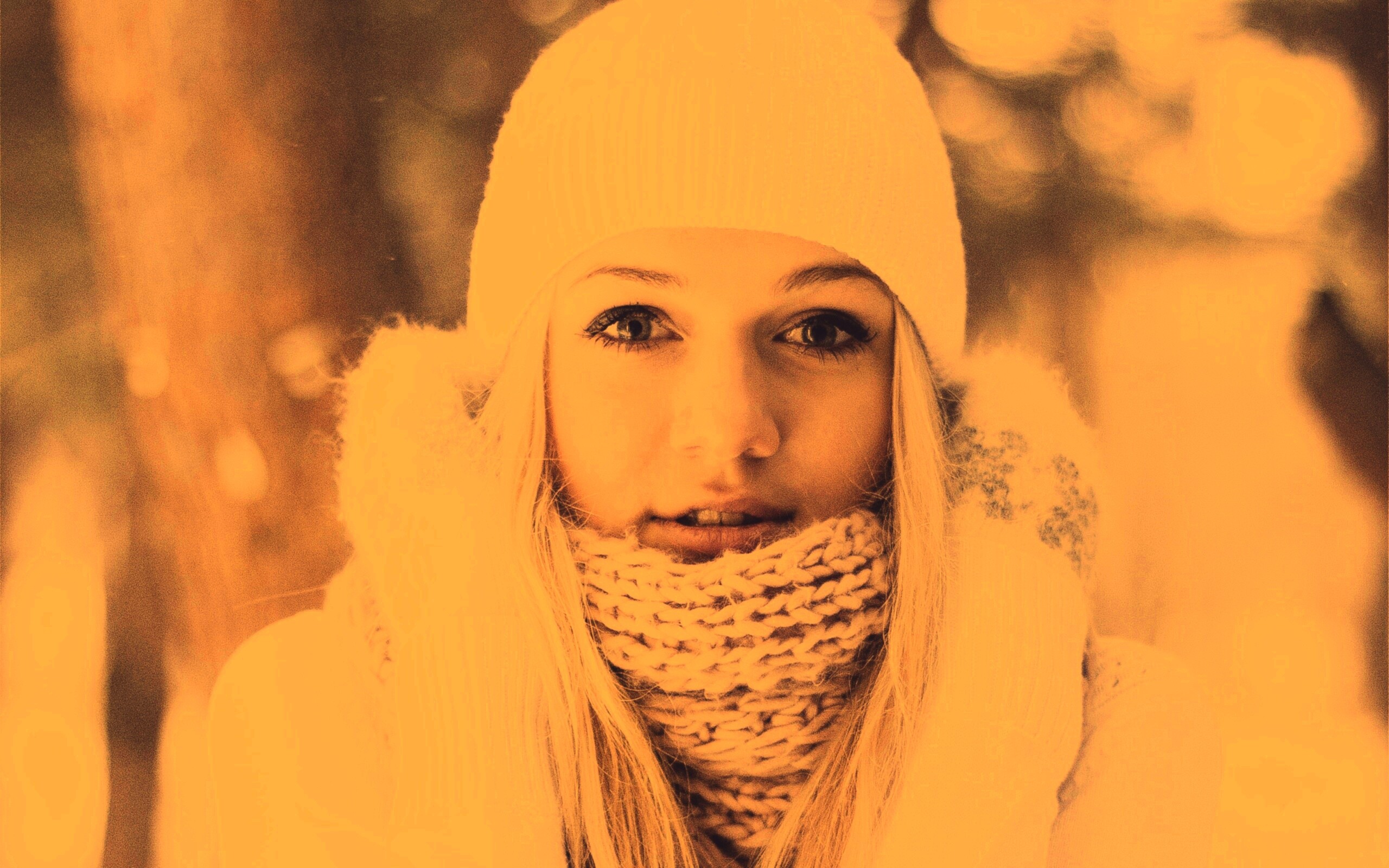 Девушка в белом в снежном лесу обои