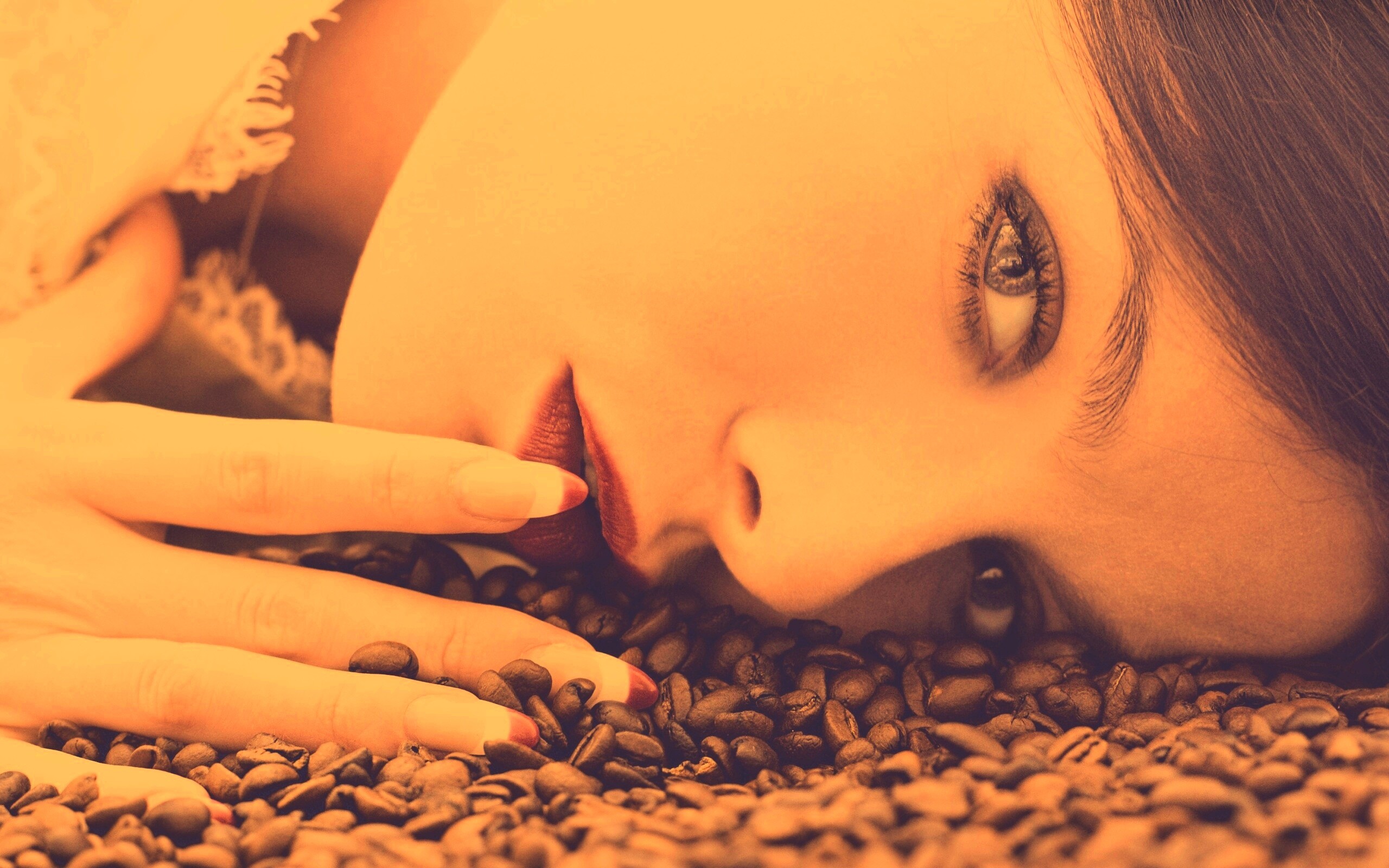Соблазнительная девушка с кофейными зернами обои