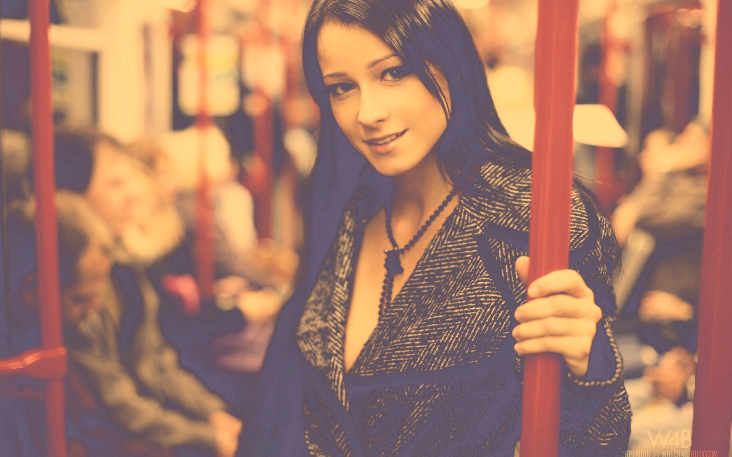 Девушка в метро обои