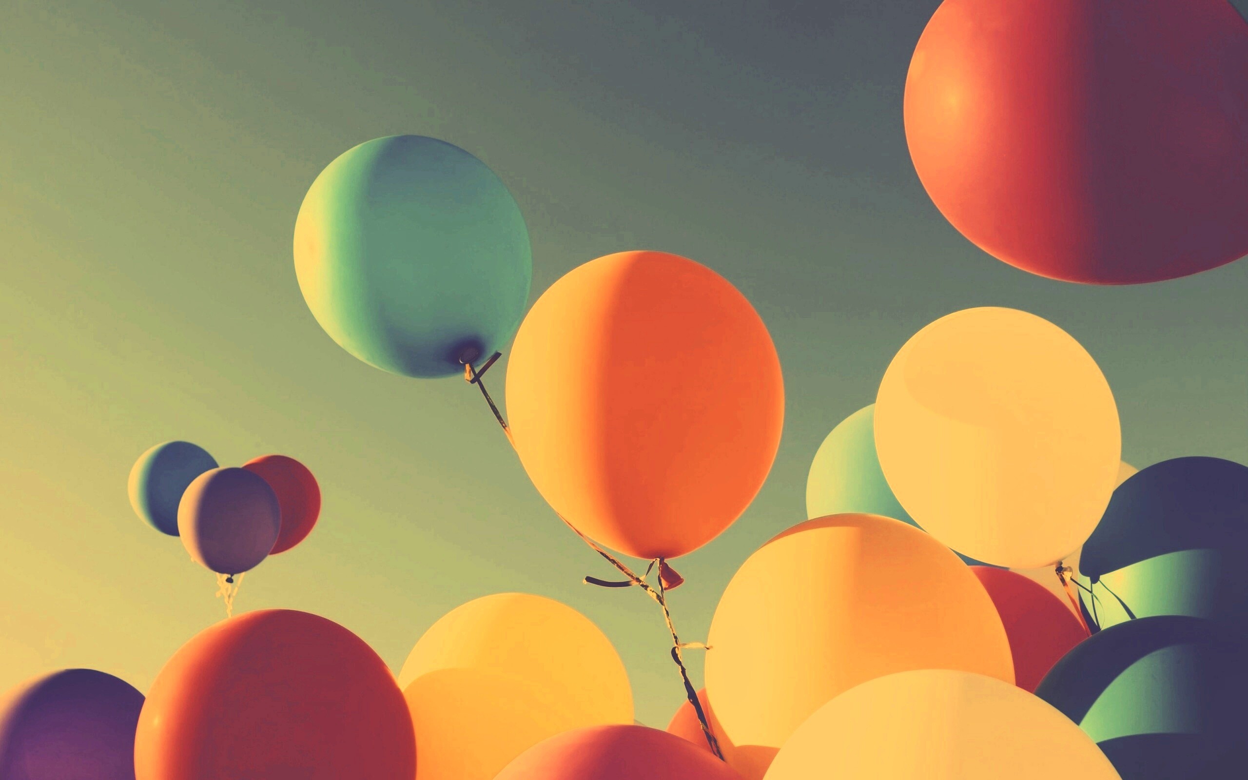 Разноцветные воздушные шарики обои