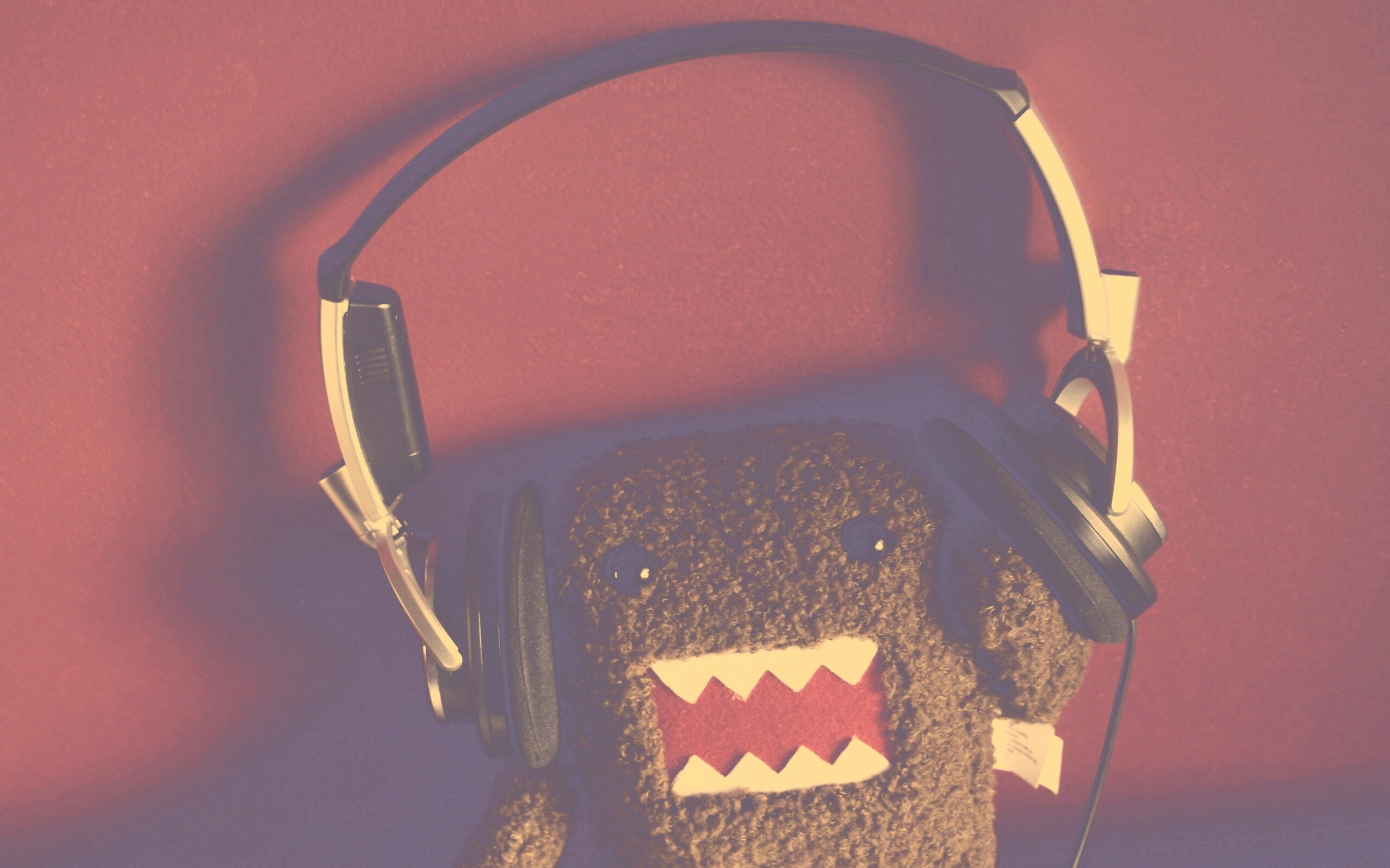 Демокун в наушниках обои