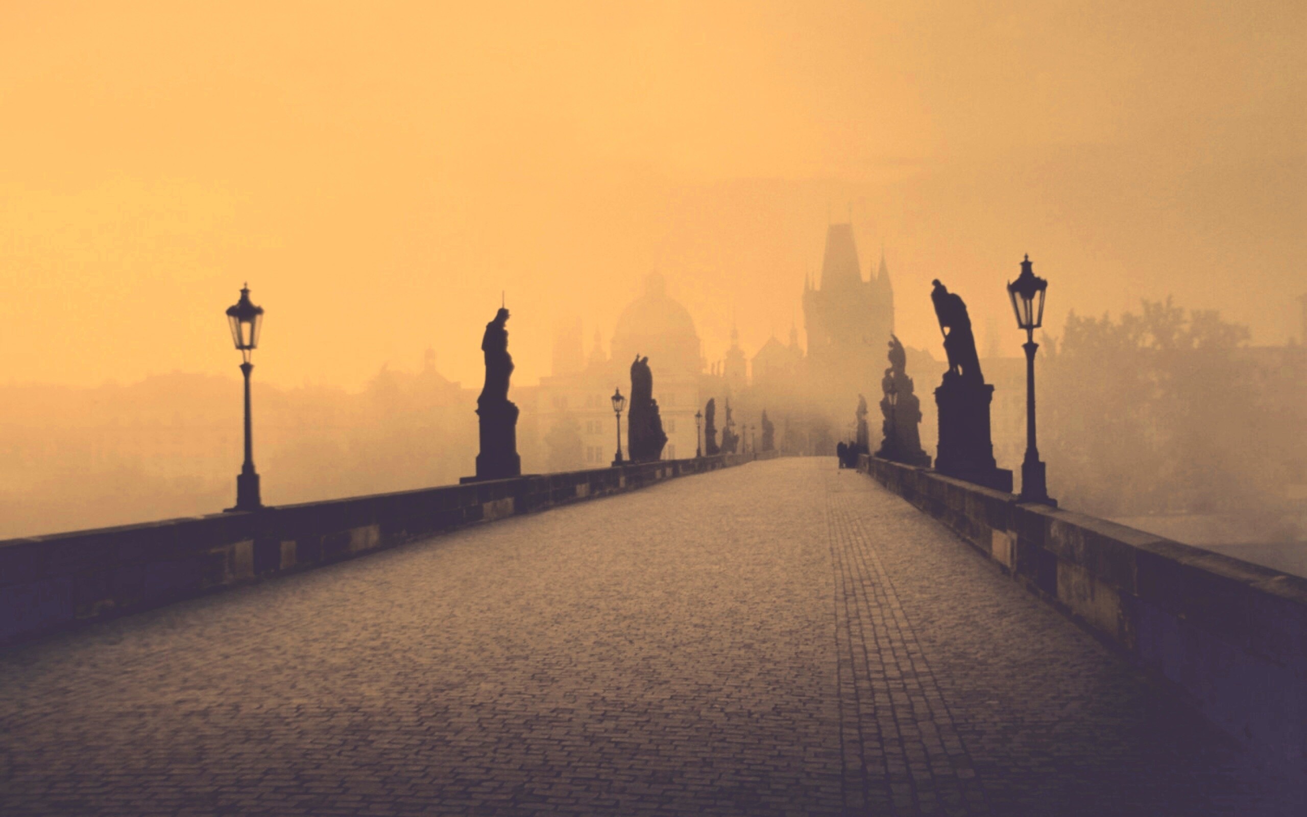 Мост с скульптурами обои