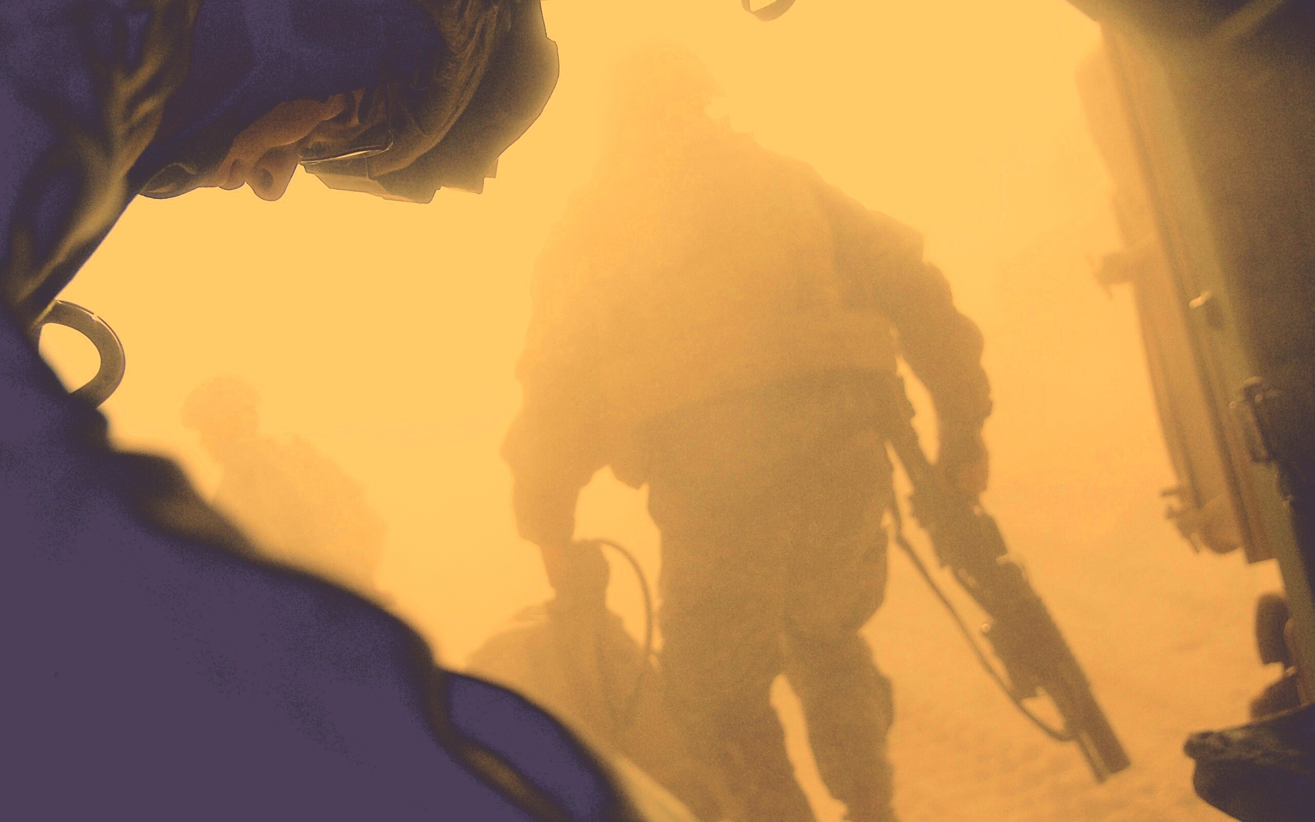 Солдаты выходят из броневика обои