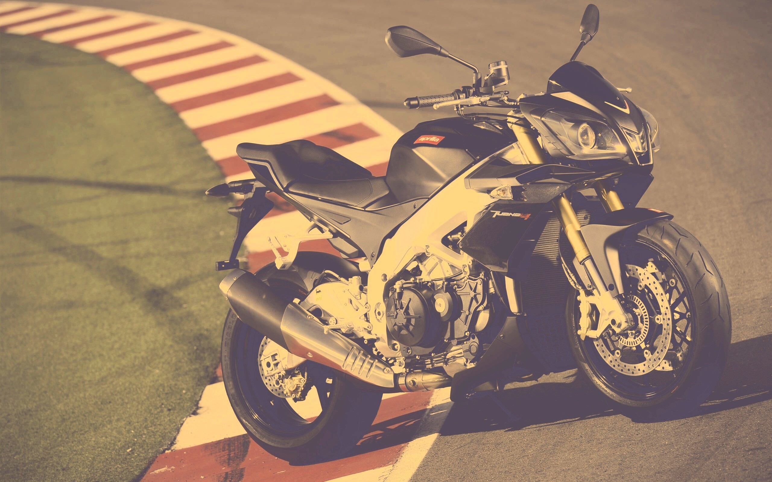 Спортивный мотоцикл Априлия на треке  обои