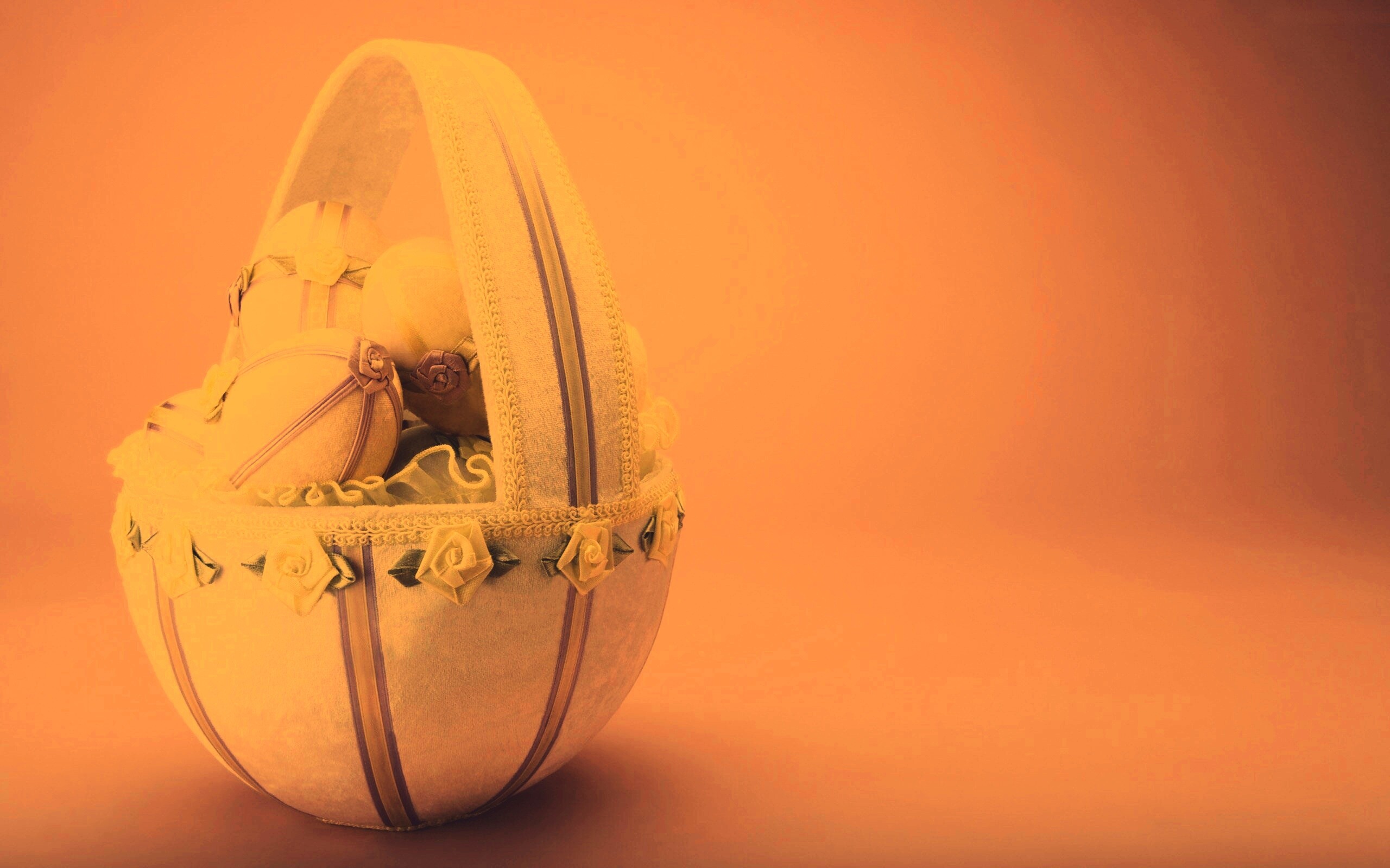 Пасхальная корзина с яйцами обои