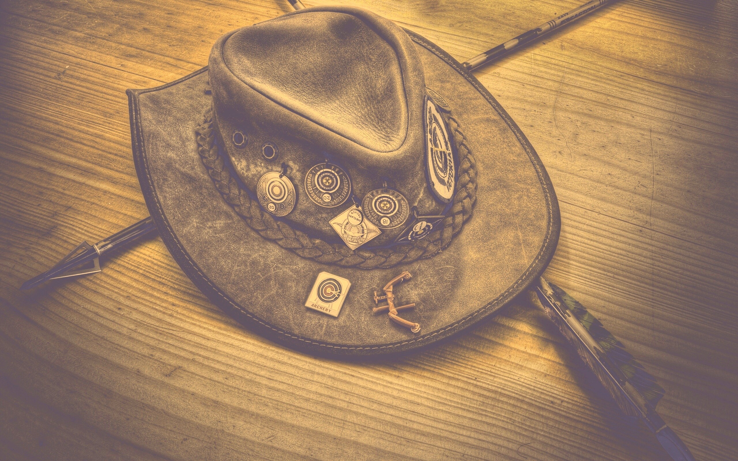 Шляпа и стрелы обои