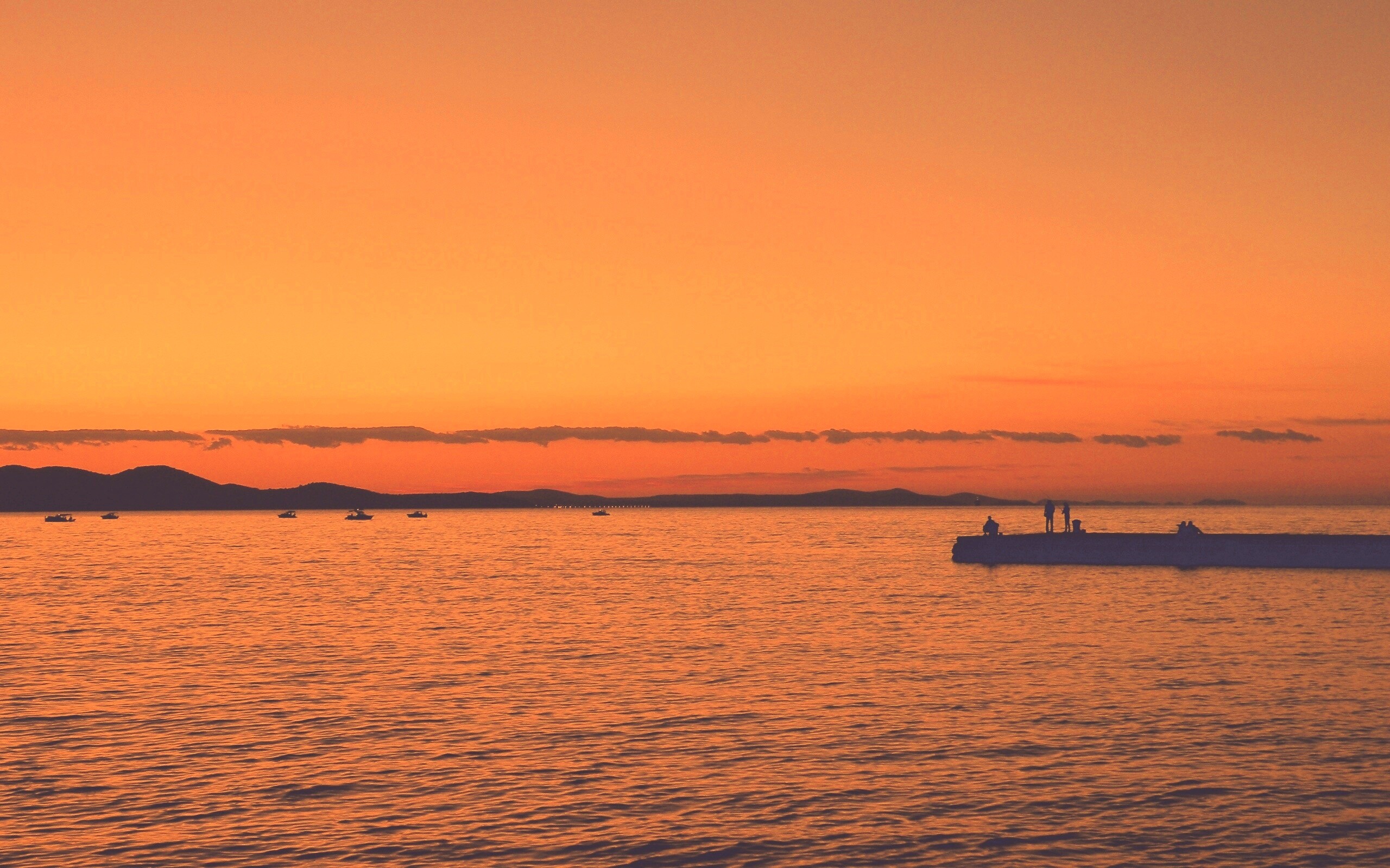 Одинокая пристань на озере обои