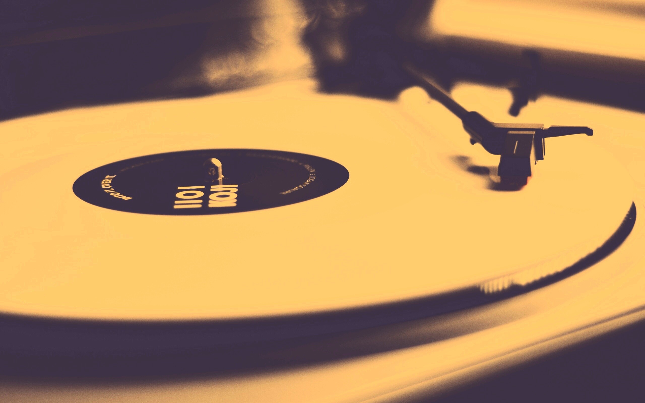 Пластинка на пульте диджея обои