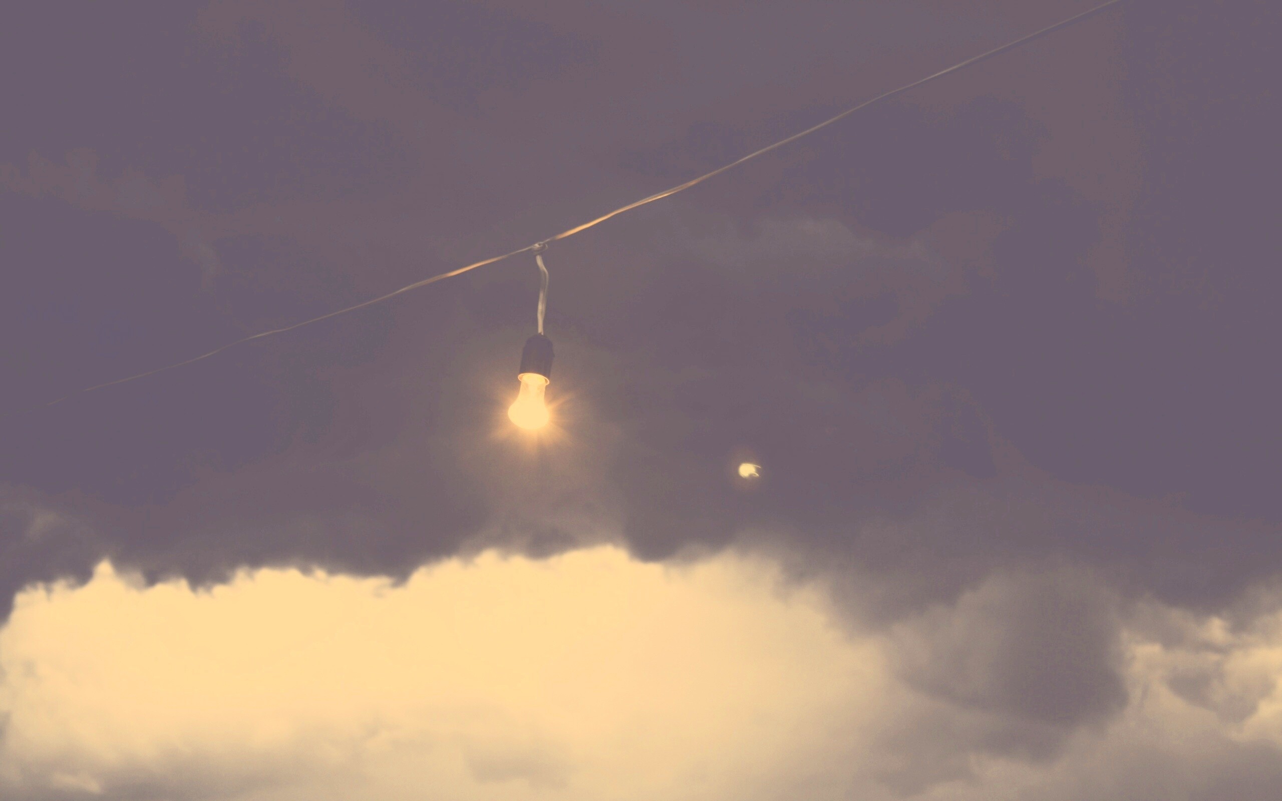 Лампочка на фоне туч обои