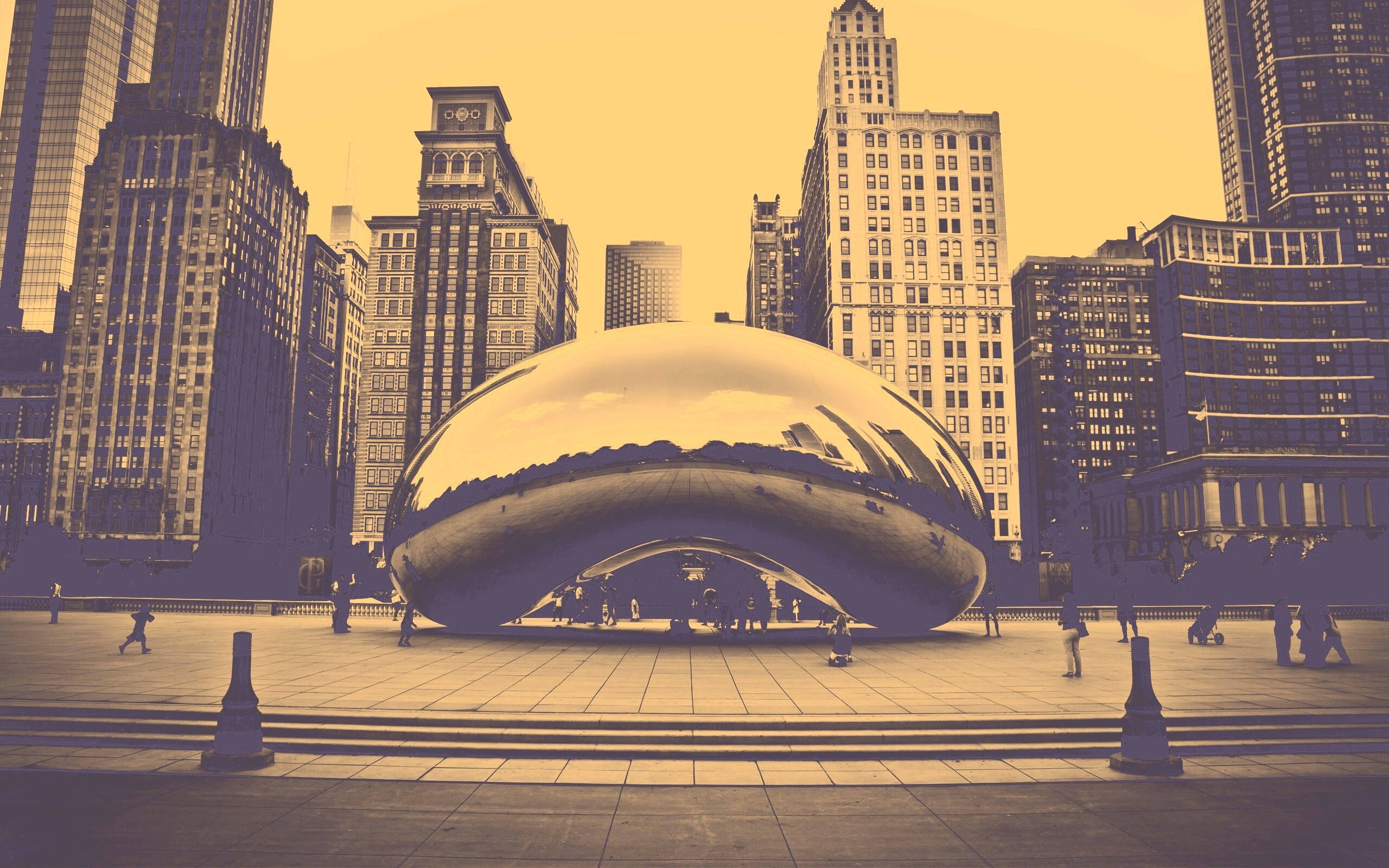 Отражение города в зеркальном монументе обои