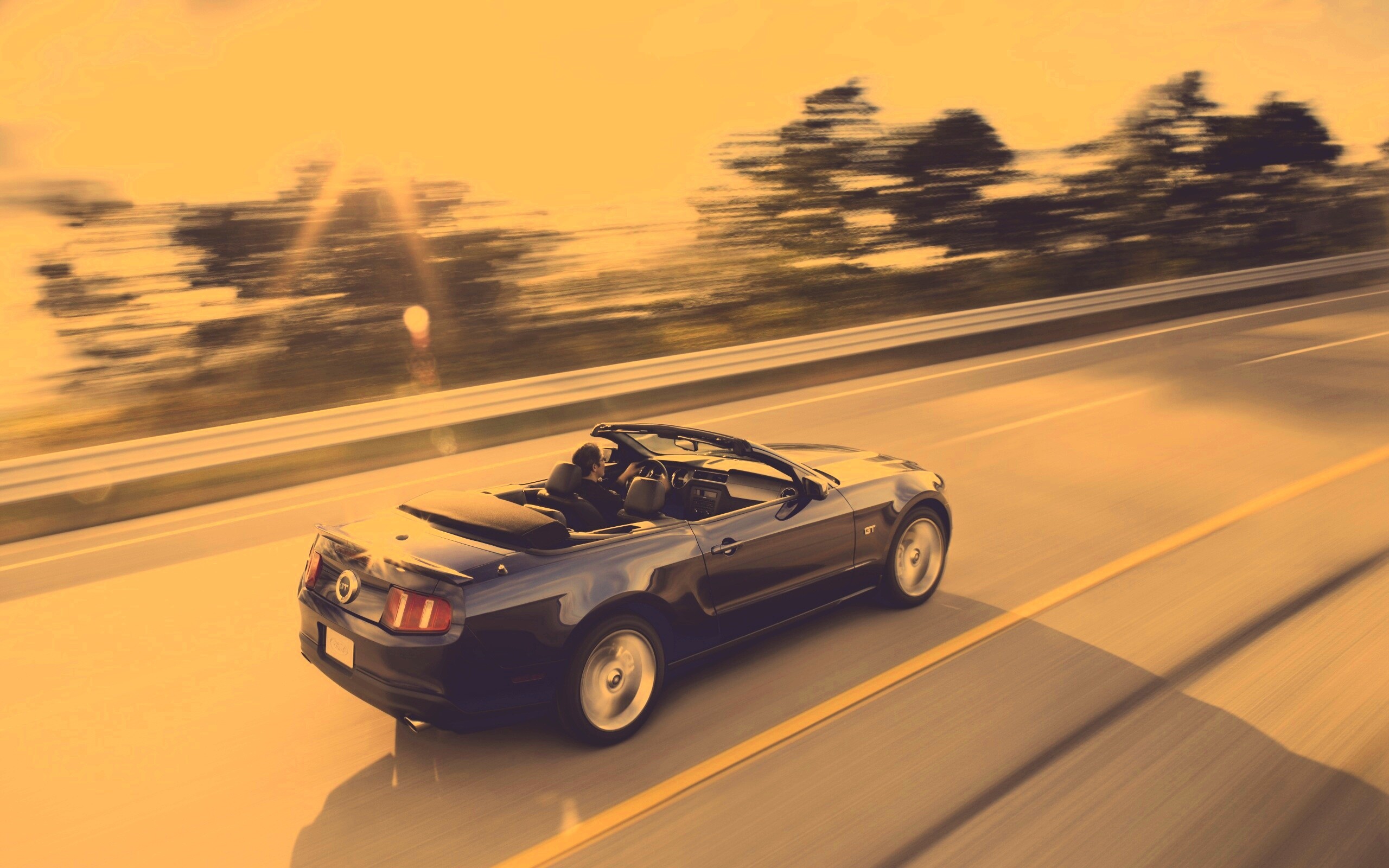 Машина на трассе обои