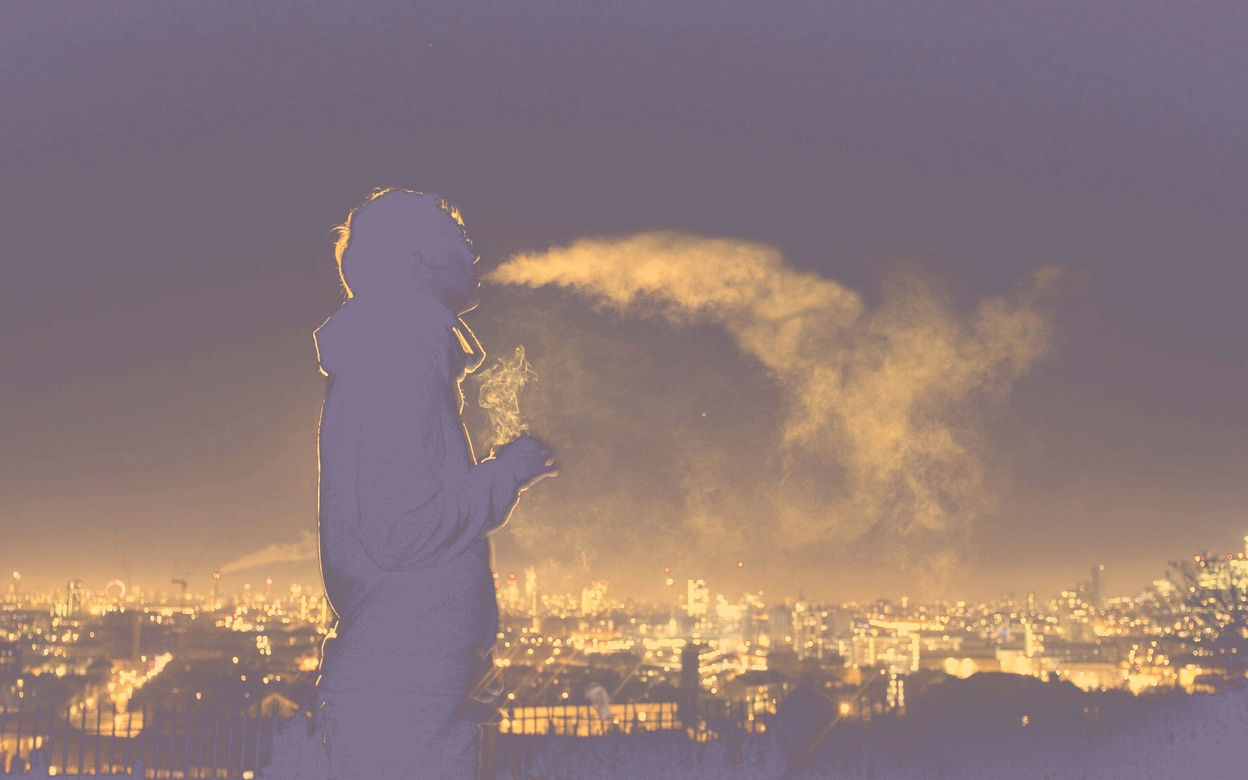 Курящий на крыше парень обои