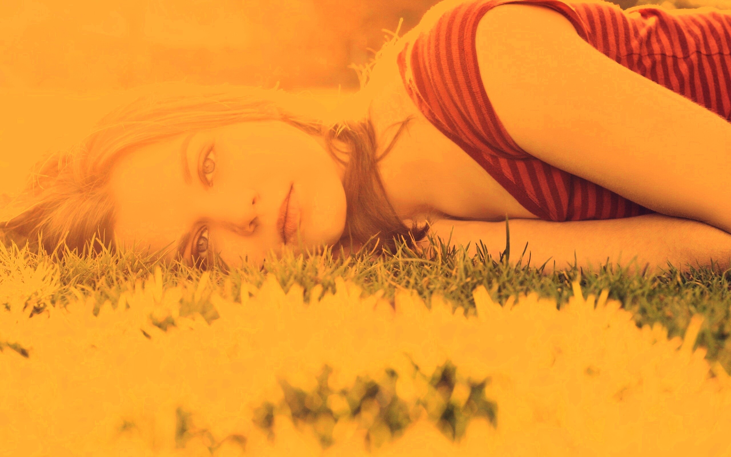 Девушка на траве обои