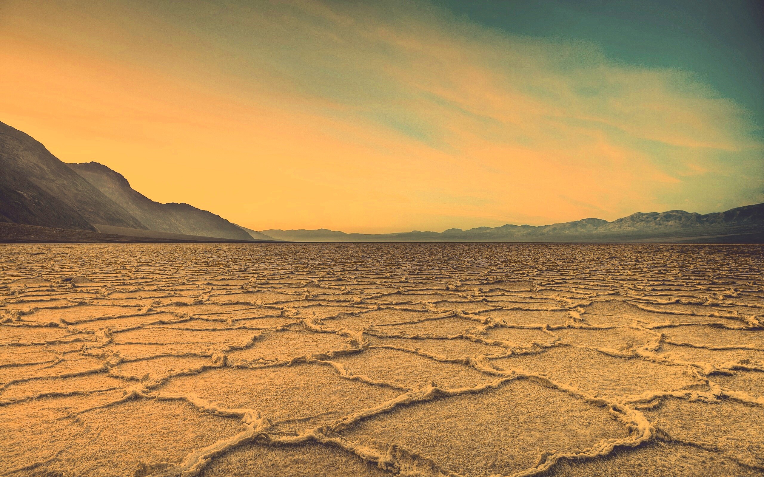 Высохшее пустынное озеро обои