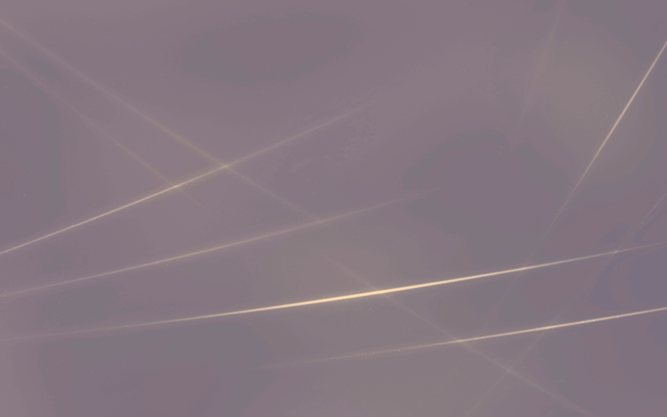 Лучи света на графитовом фоне обои