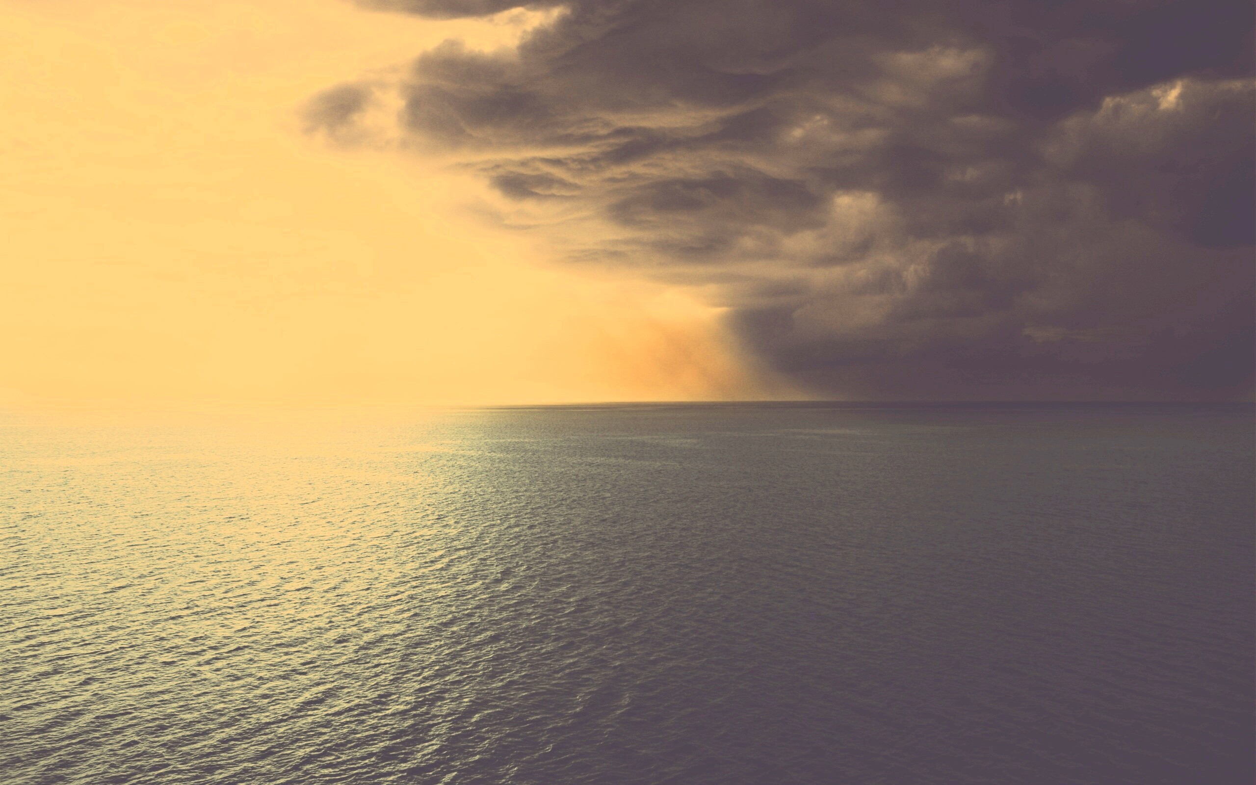 Синее море и грозные тучи обои