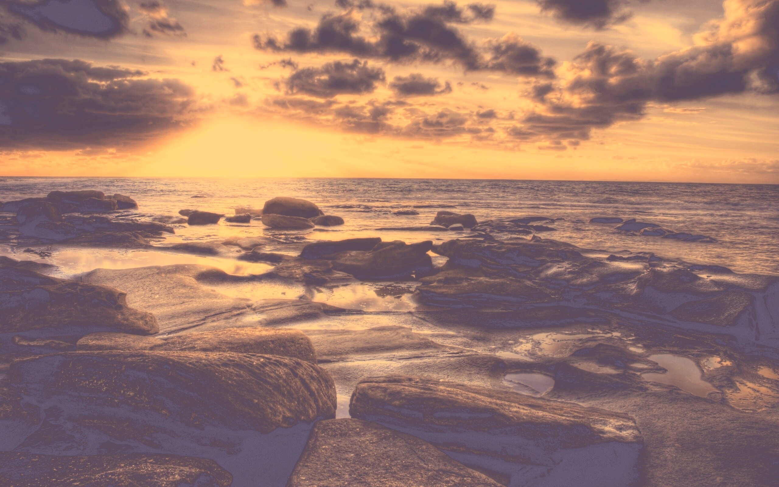 Каменистый берег на закате обои