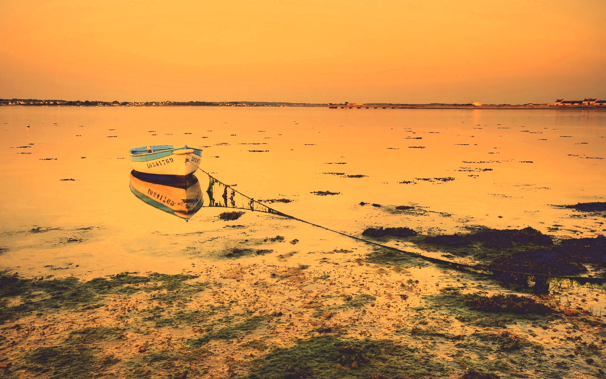 Лодка на илистом берегу обои