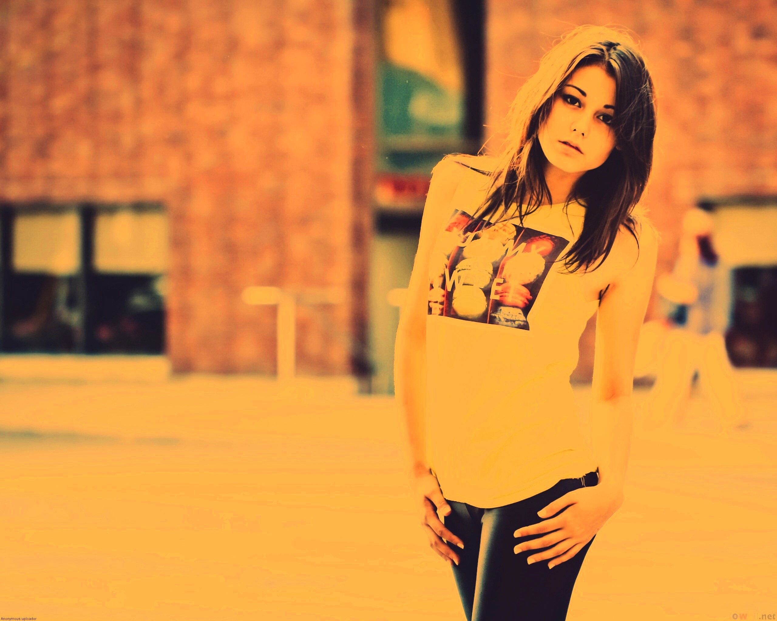 Молодая девушка в городе обои