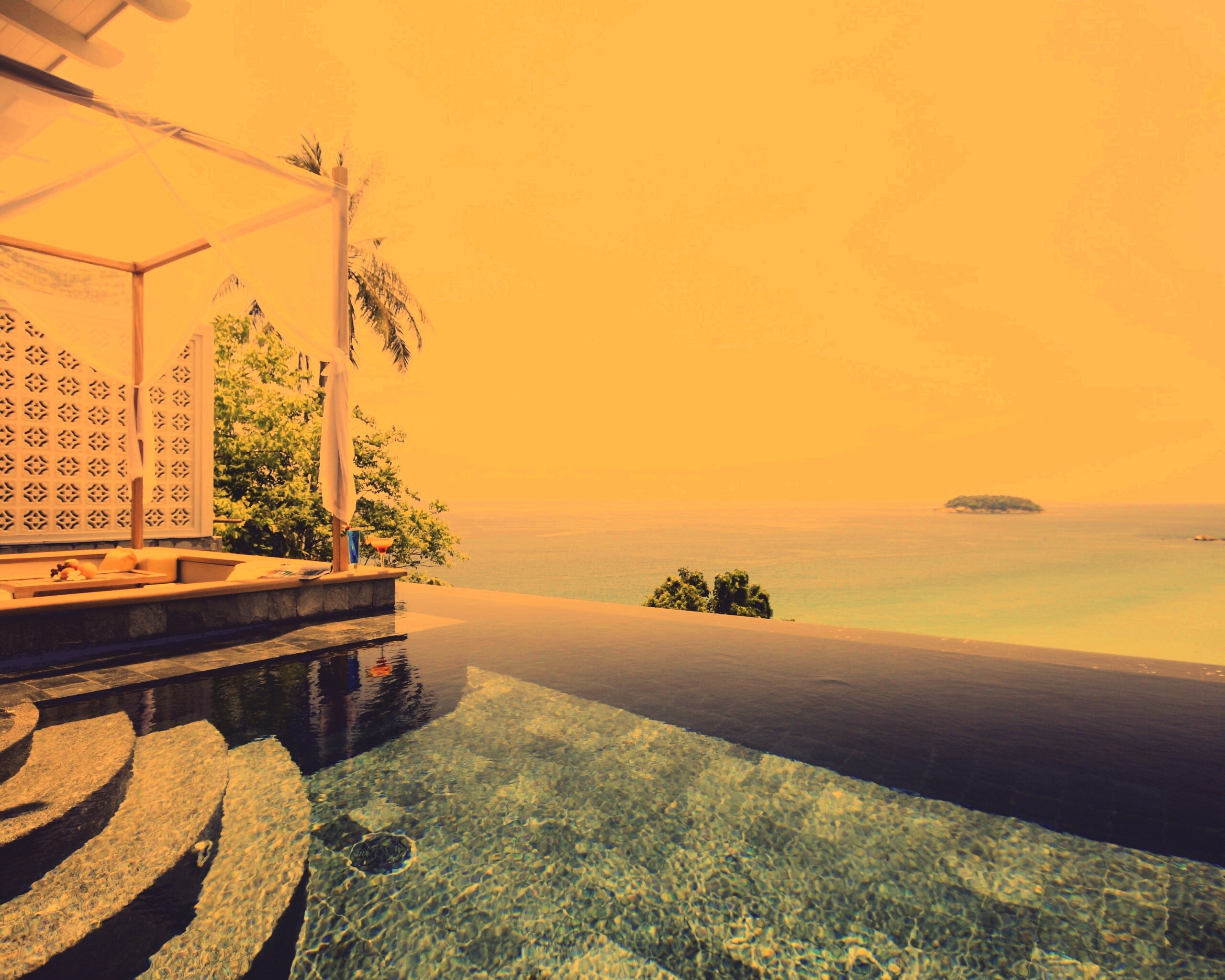 Бассейн на берегу моря обои