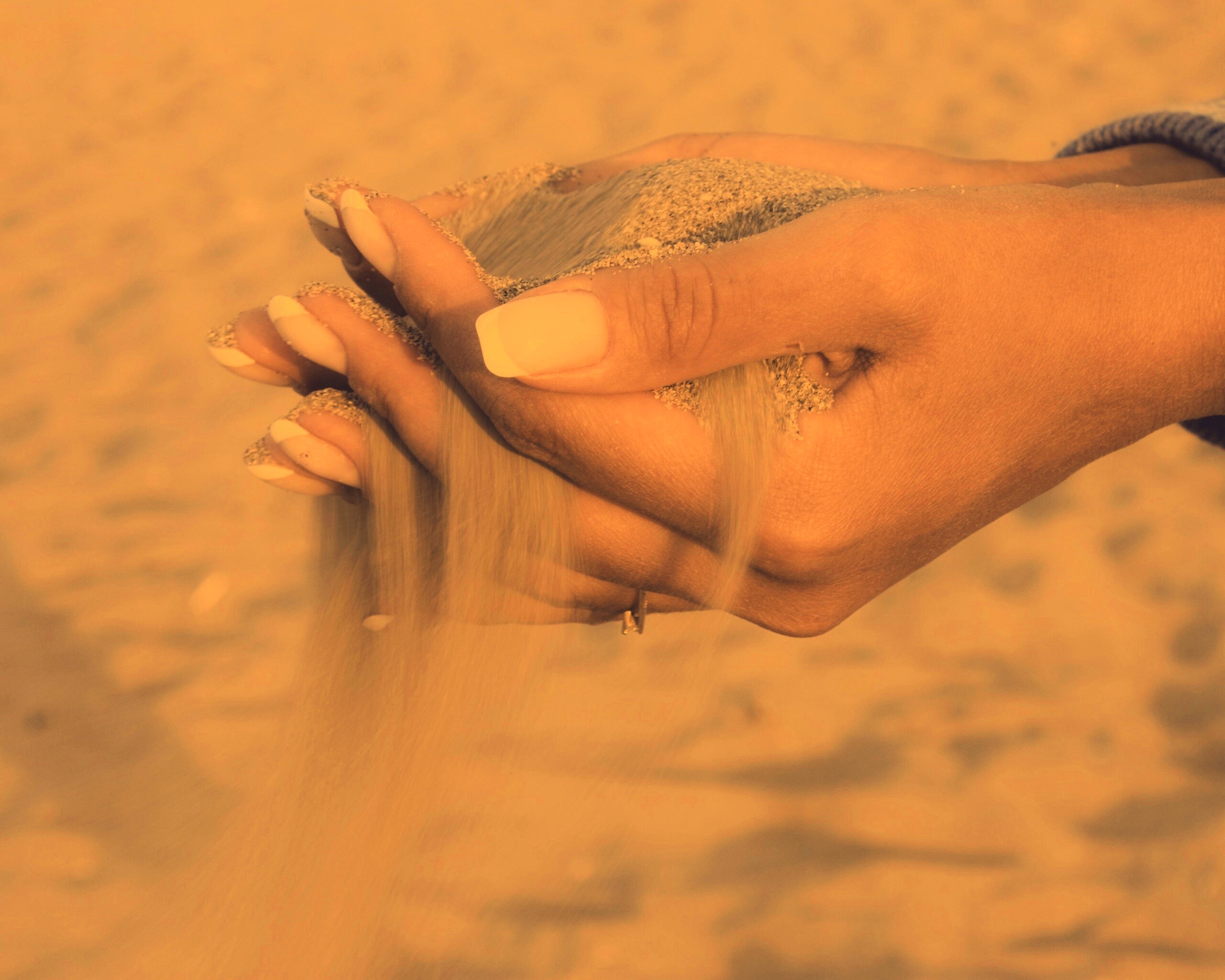 Песок сквозь пальцы обои