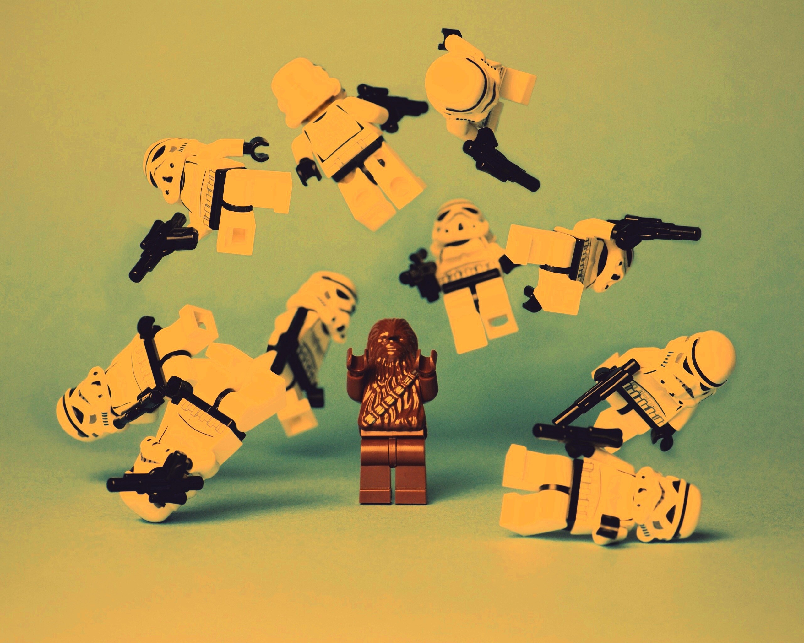 Чубака раскидывает имперских штурмовиков обои