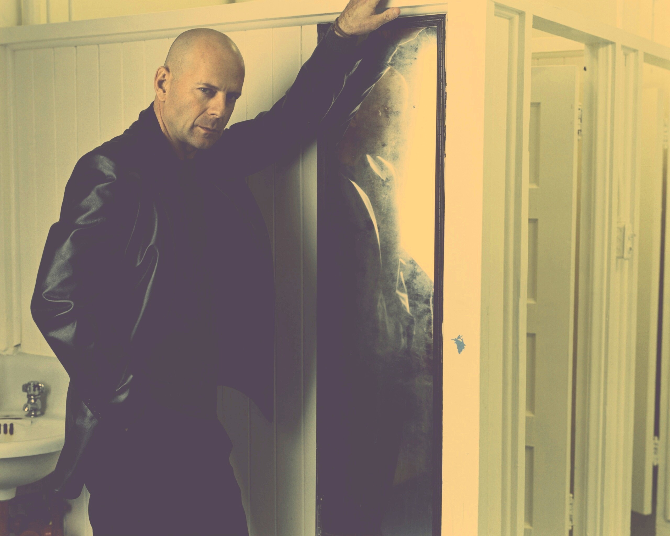 Брюс Уиллис у зеркала обои