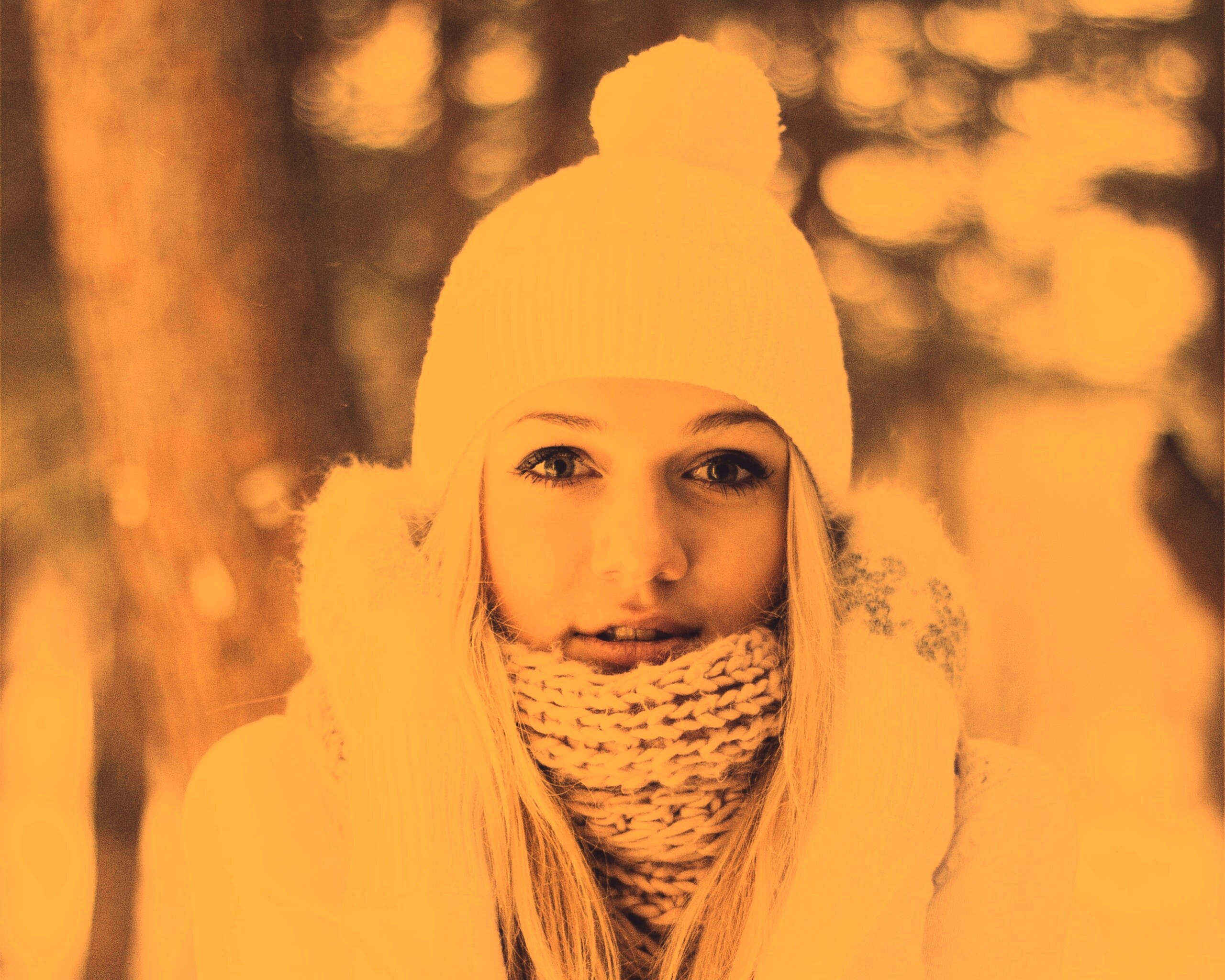 Девушка в белом в снежном лесу обои