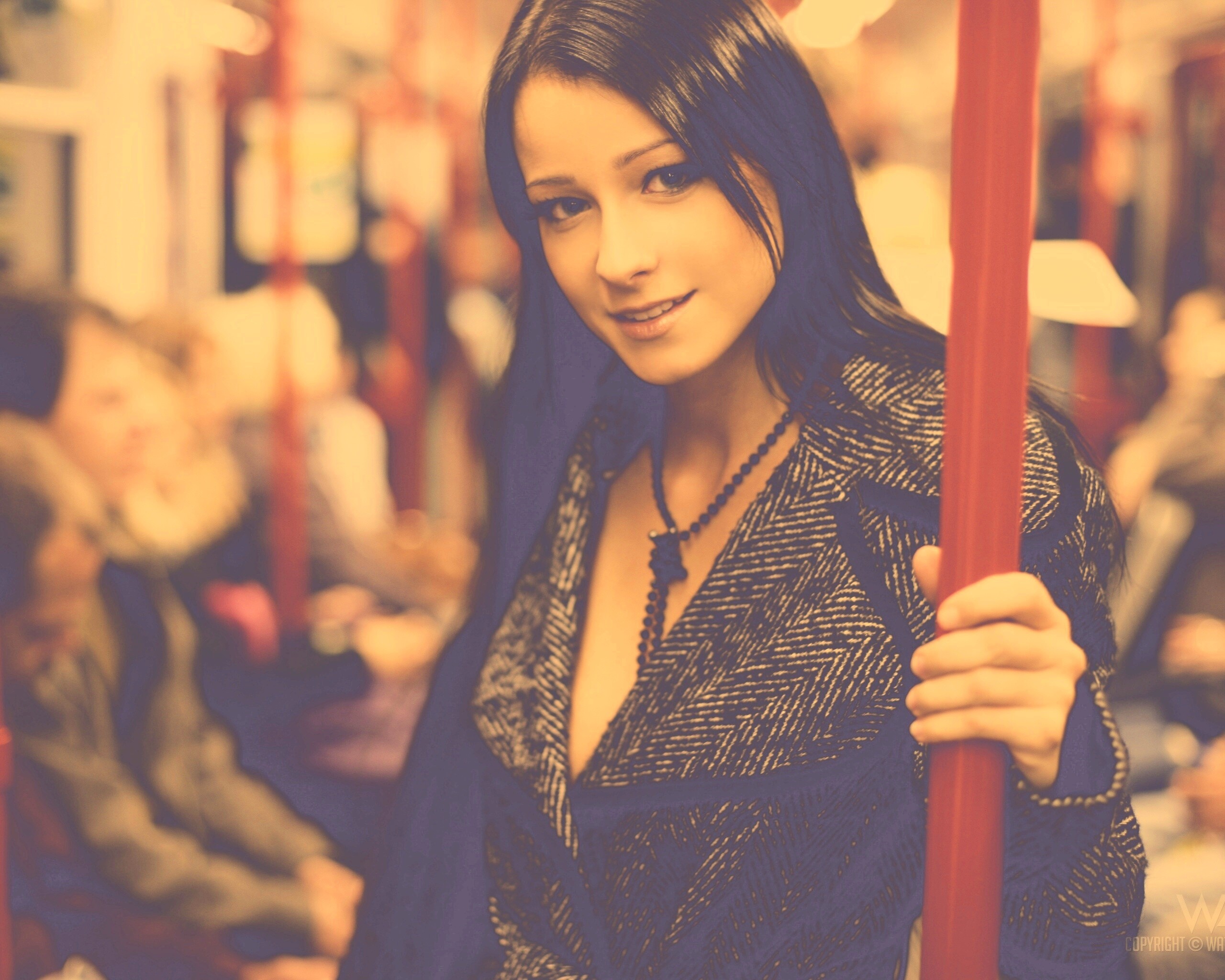 Девушка в метро обои