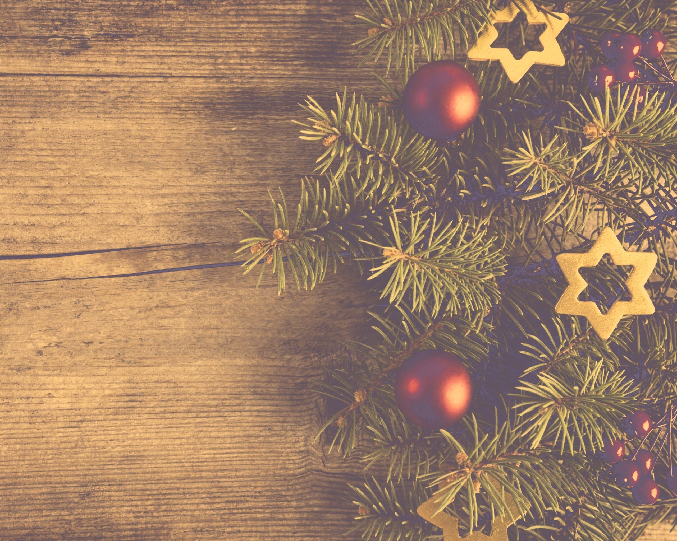 Новогодние игрушки на еловой ветке обои