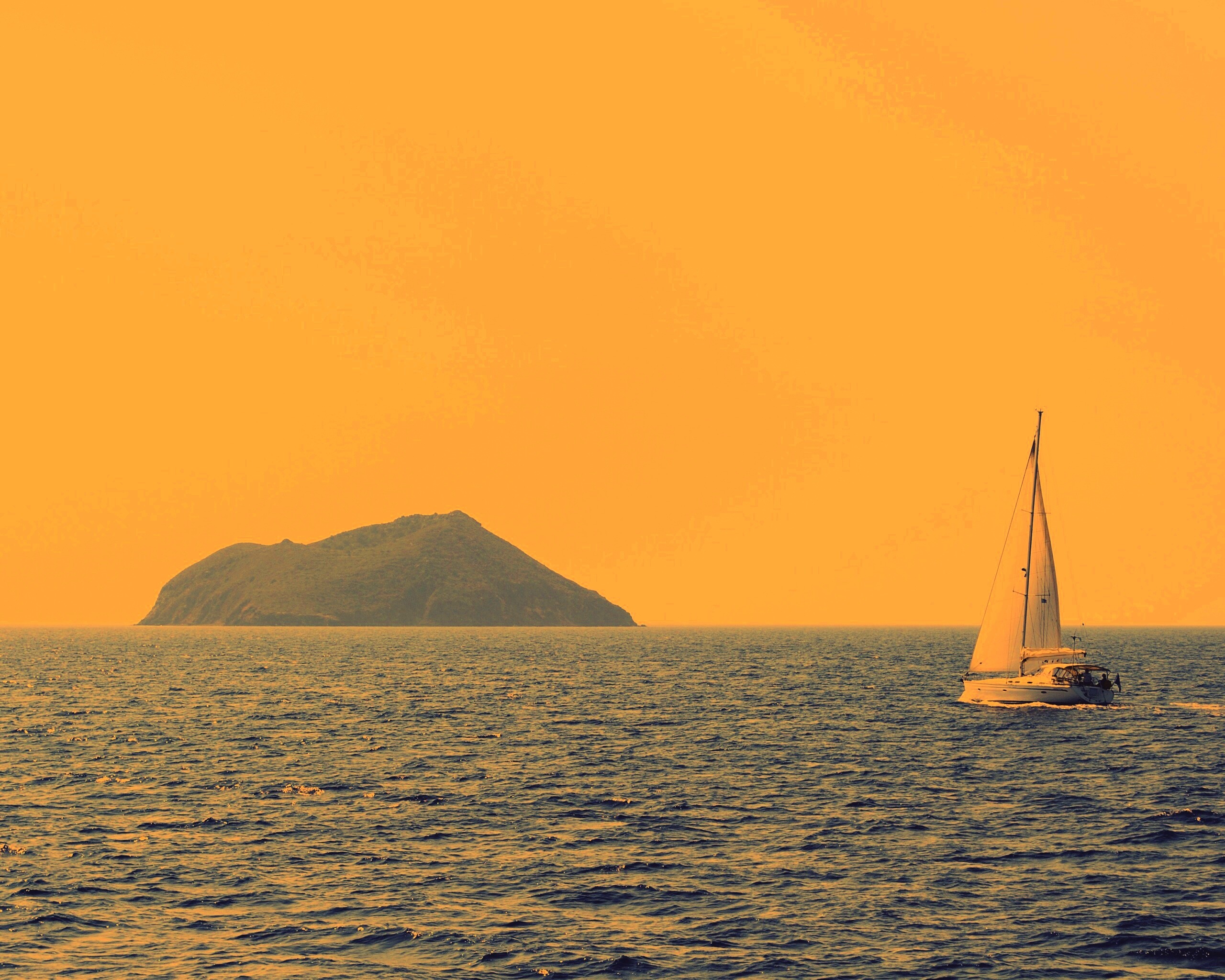 Яхта в море обои