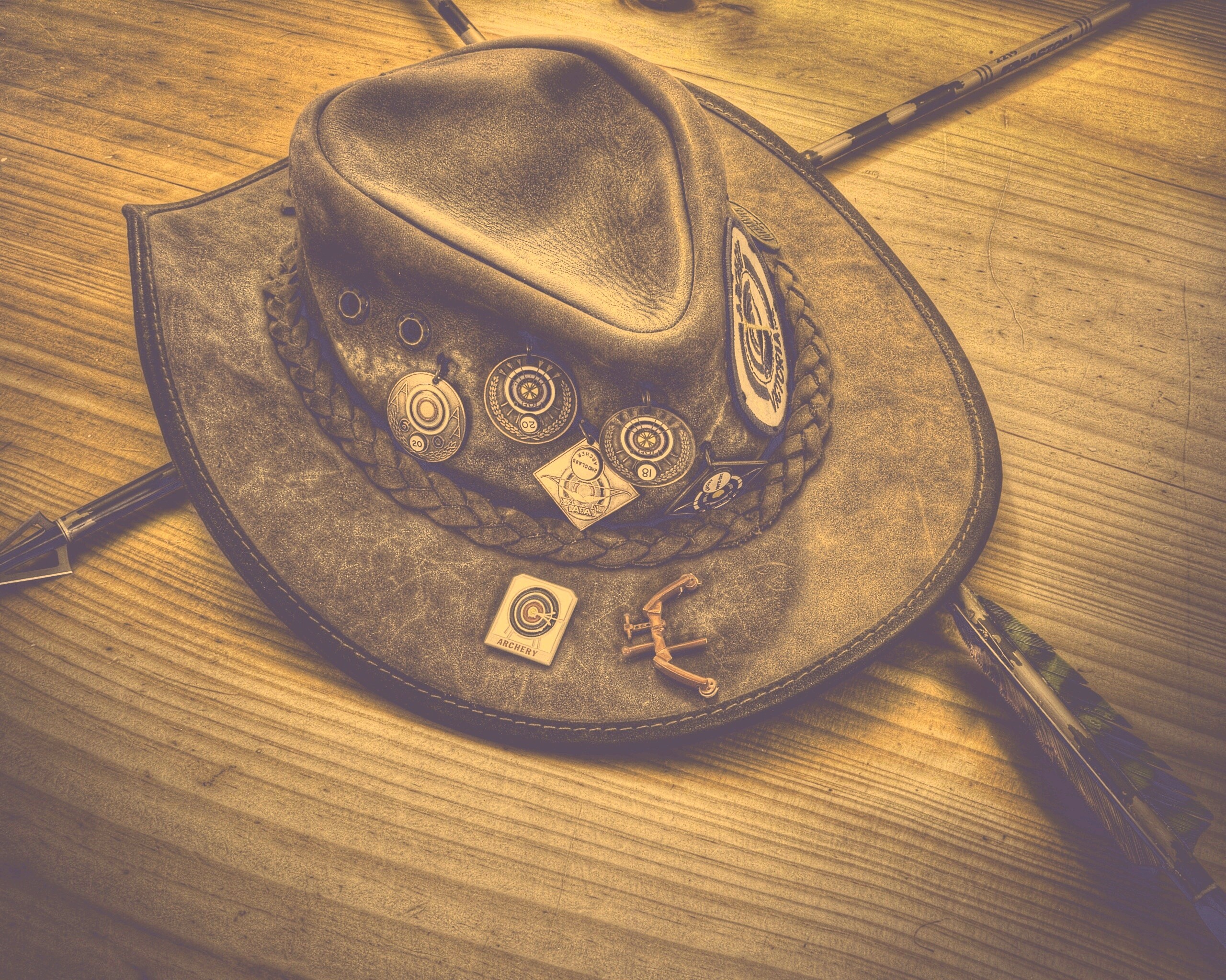 Шляпа и стрелы обои