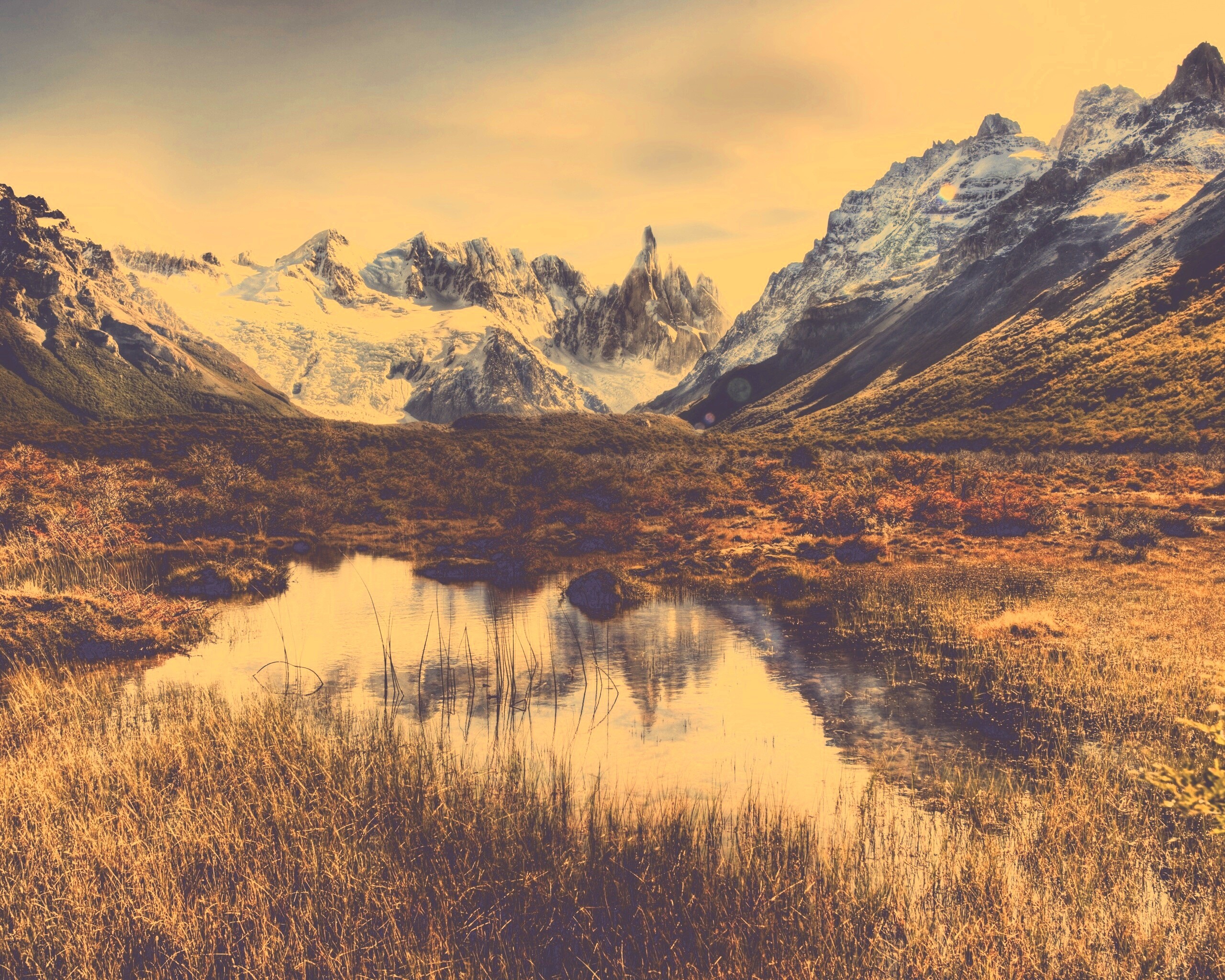 Болота на фоне гор обои