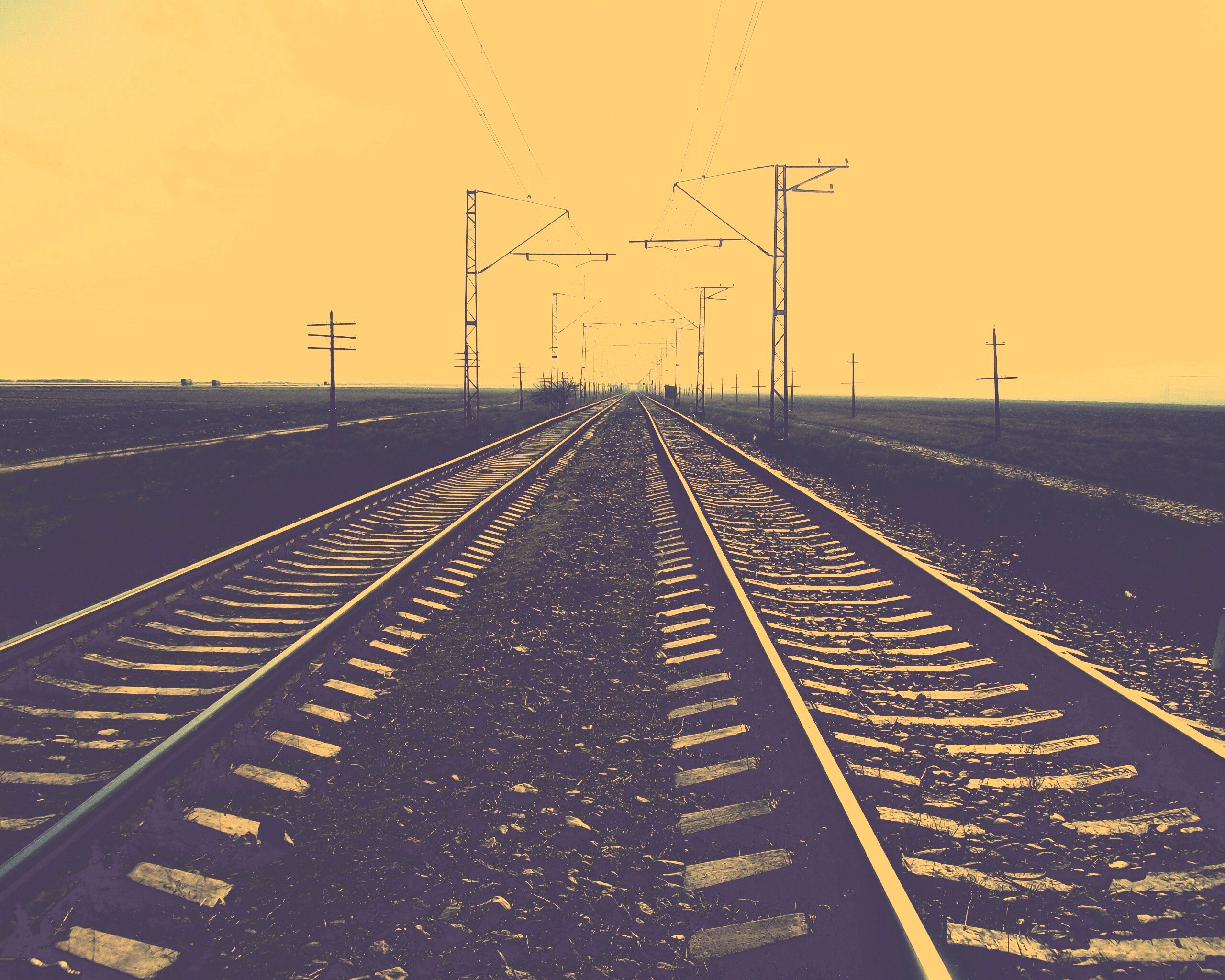 Железная дорога уходит вдаль обои