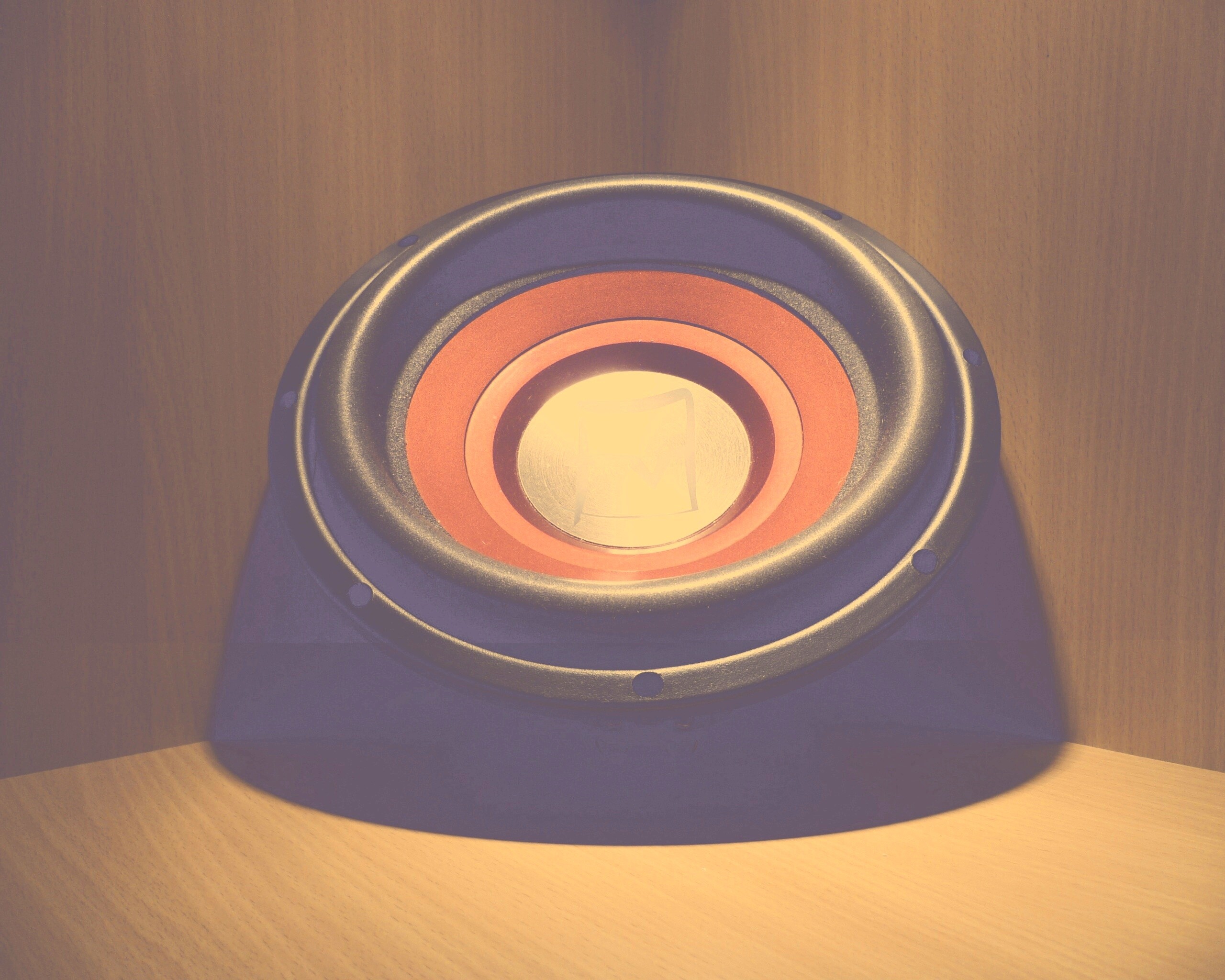 Сабвуфер в углу обои