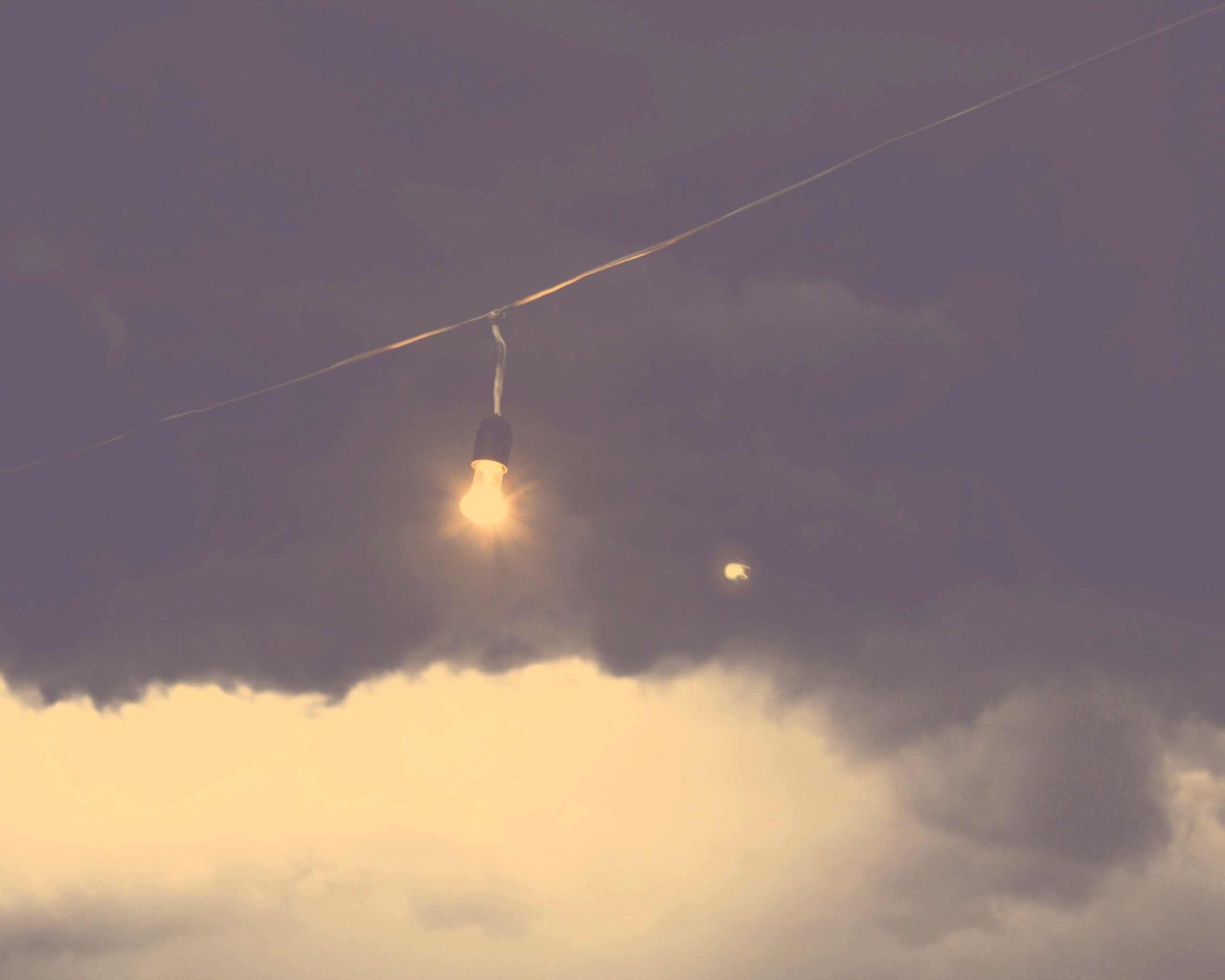 Лампочка на фоне туч обои