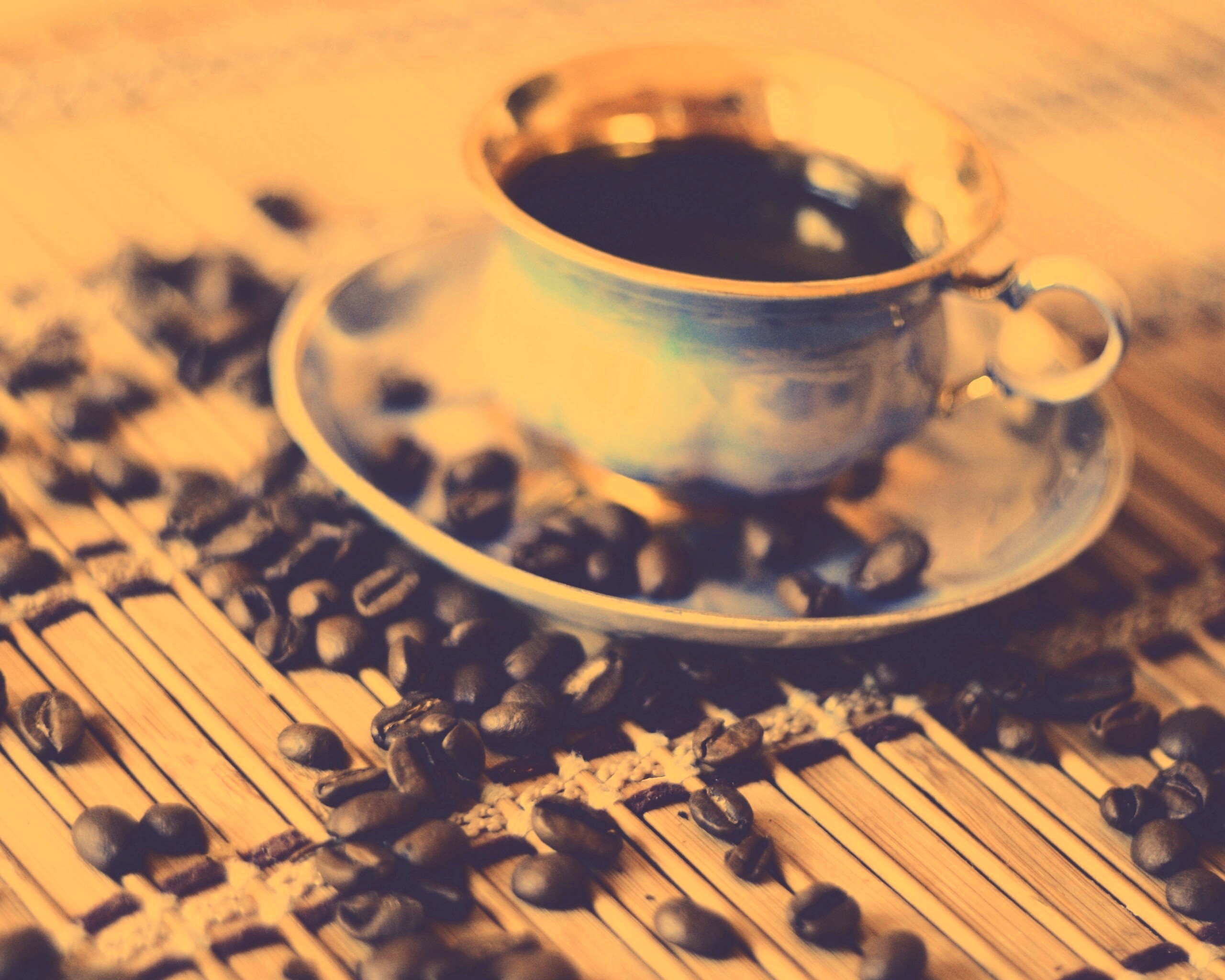 Чашка кофе и немного зерен обои